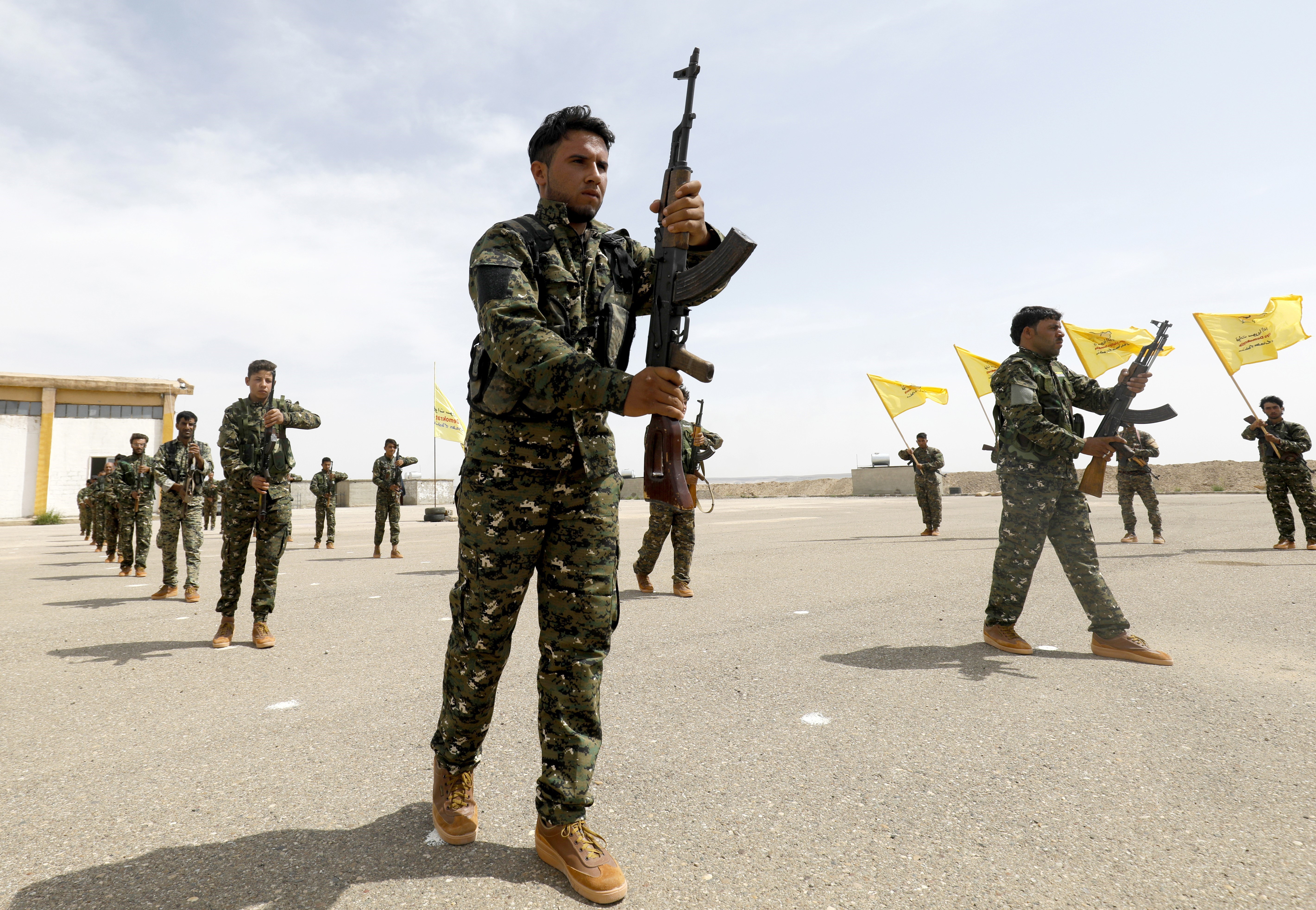 Ảnh tư liệu: Các tay súng thuộc Các lực lượng dân chủ Syria (SDF) do người Kurd đứng đầu tham gia một sự kiện ở al-Kasrah, ngoại ô thành phố Deir Ezzor, Syria. (Nguồn: AFP/TTXVN)