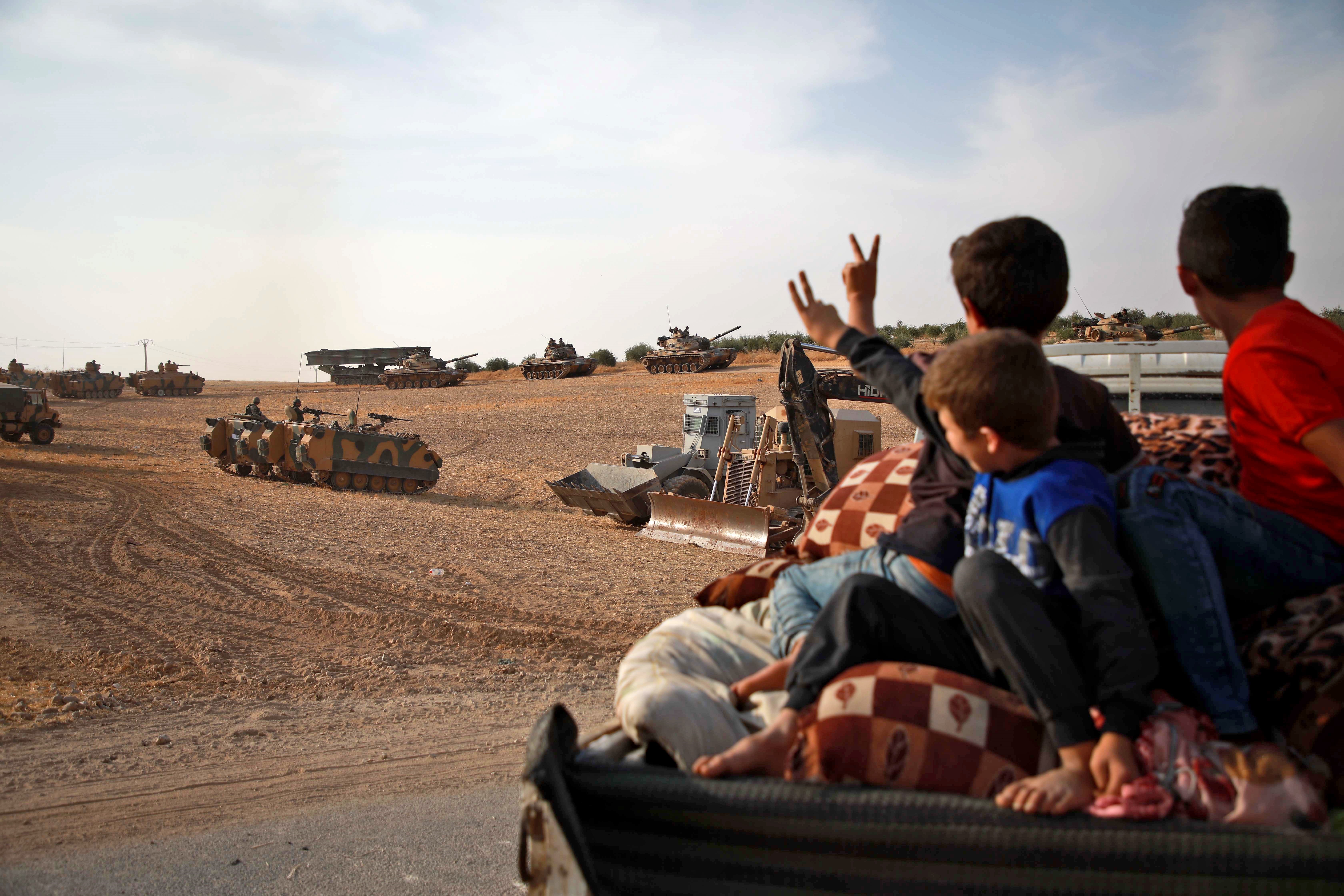 Người dân mừng chiến thắng sau khi quân đội Chính phủ Syria giành quyền kiểm soát thành phố Manbij. (Nguồn: AFP/TTXVN)