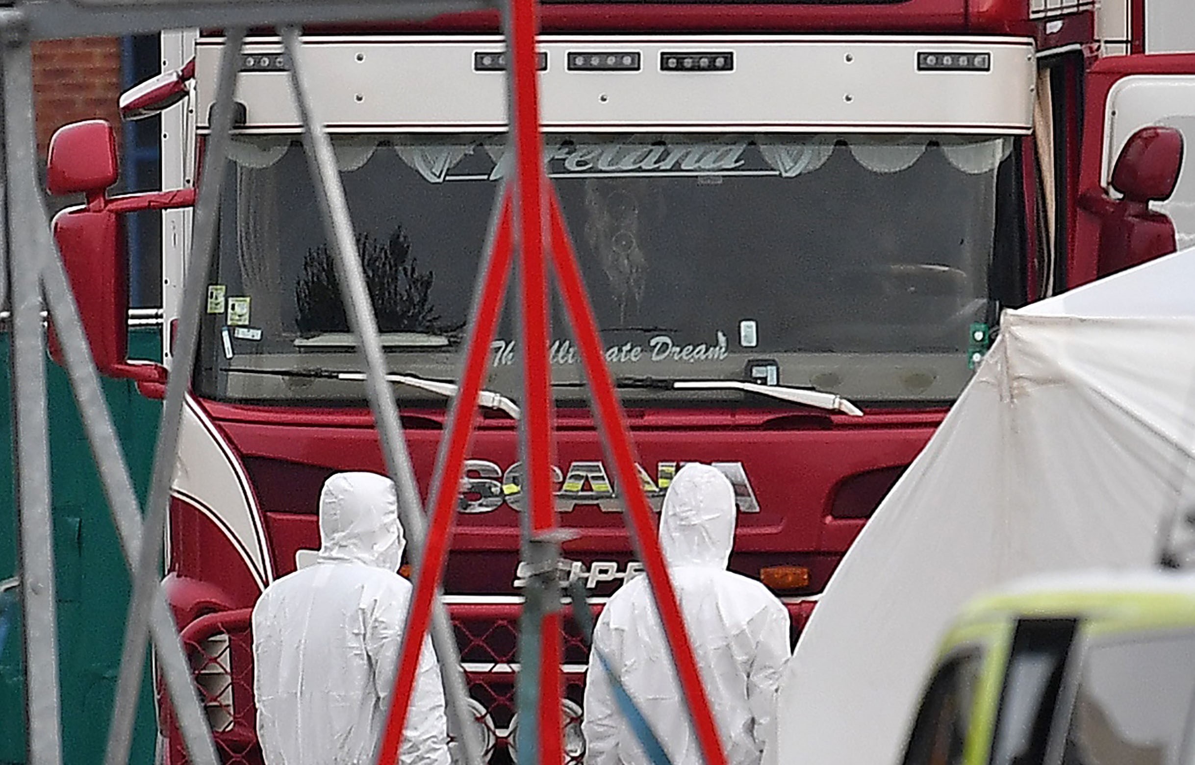 Cảnh sát điều tra tại hiện trường xe container chứa 39 thi thể ở Khu công nghiệp Waterglade thuộc Grays, phía Đông London, Anh ngày 23/10/2019. (Ảnh: AFP/TTXVN)