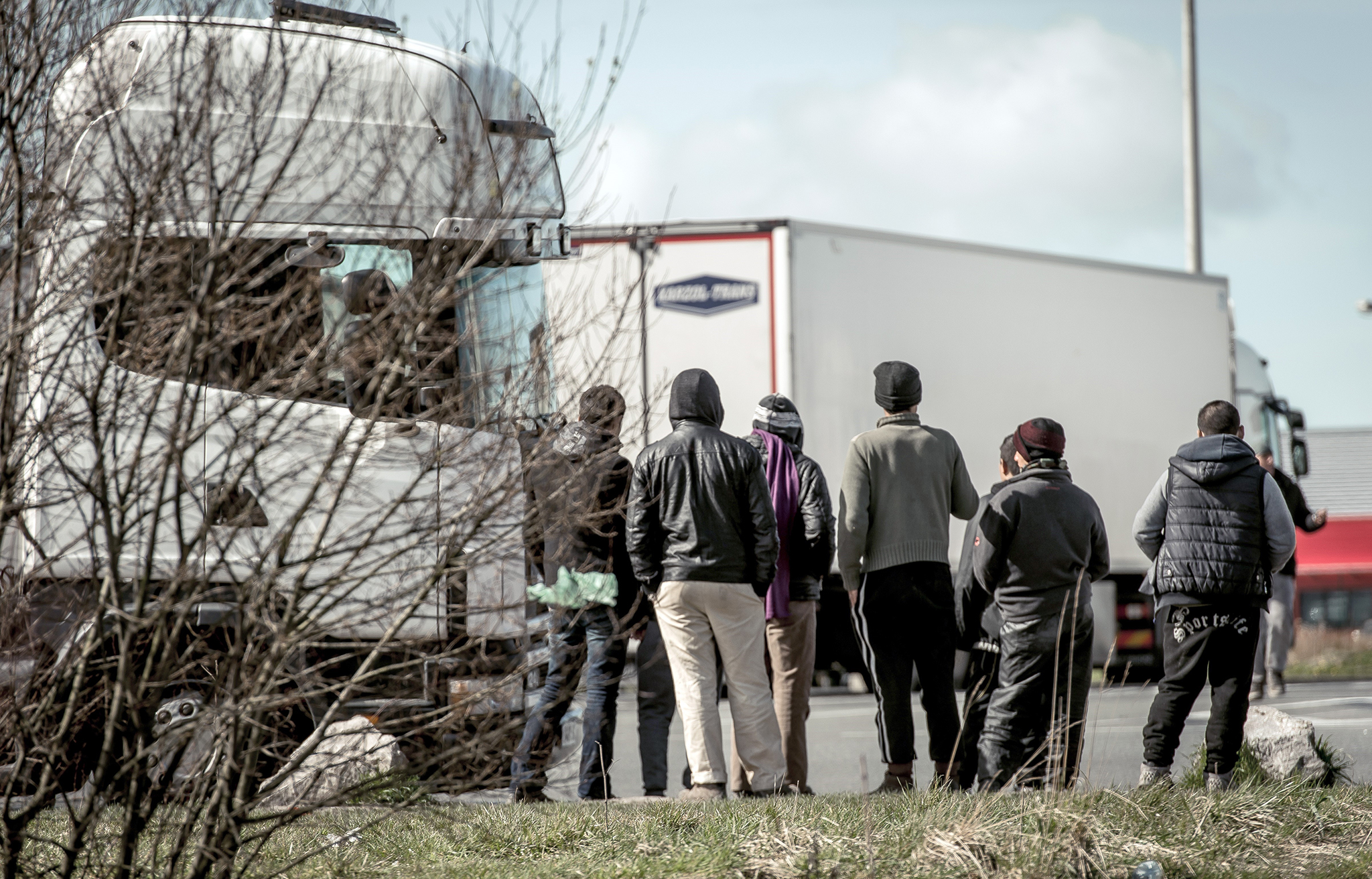 Người di cư tại bãi xe ở Marck, phía bắc cảng Calais, eo biển Manche, ngày 30/6/2016. (Ảnh: AFP/ TTXVN)