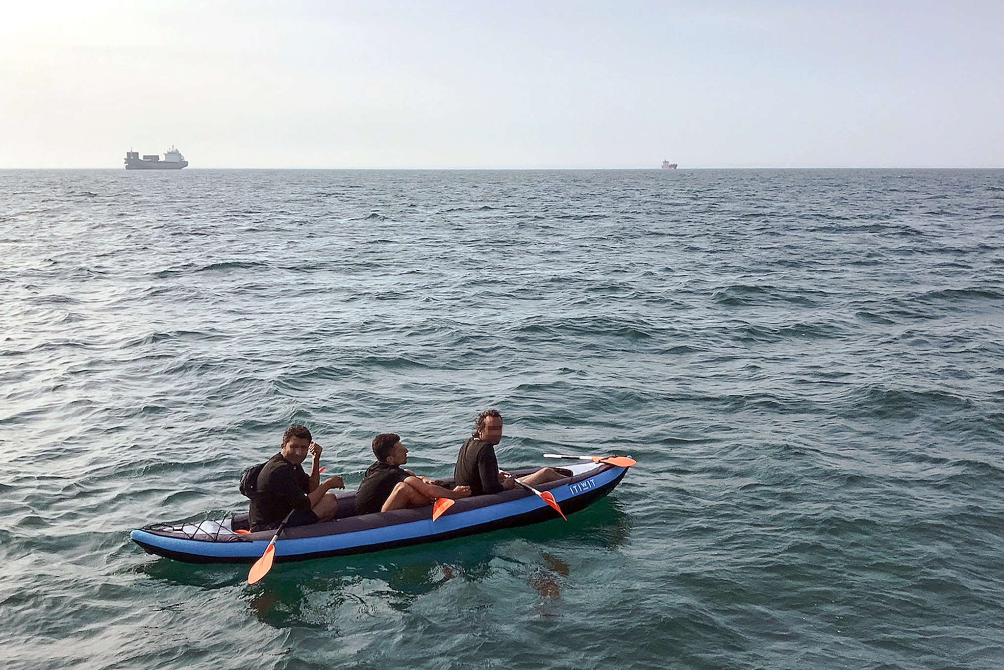 Người di cư ở ngoài khơi bờ biển Calais, trong hành trình vượt eo biển Manche từ Pháp tới Anh, ngày 4/8/2018. (Ảnh: AFP/ TTXVN)