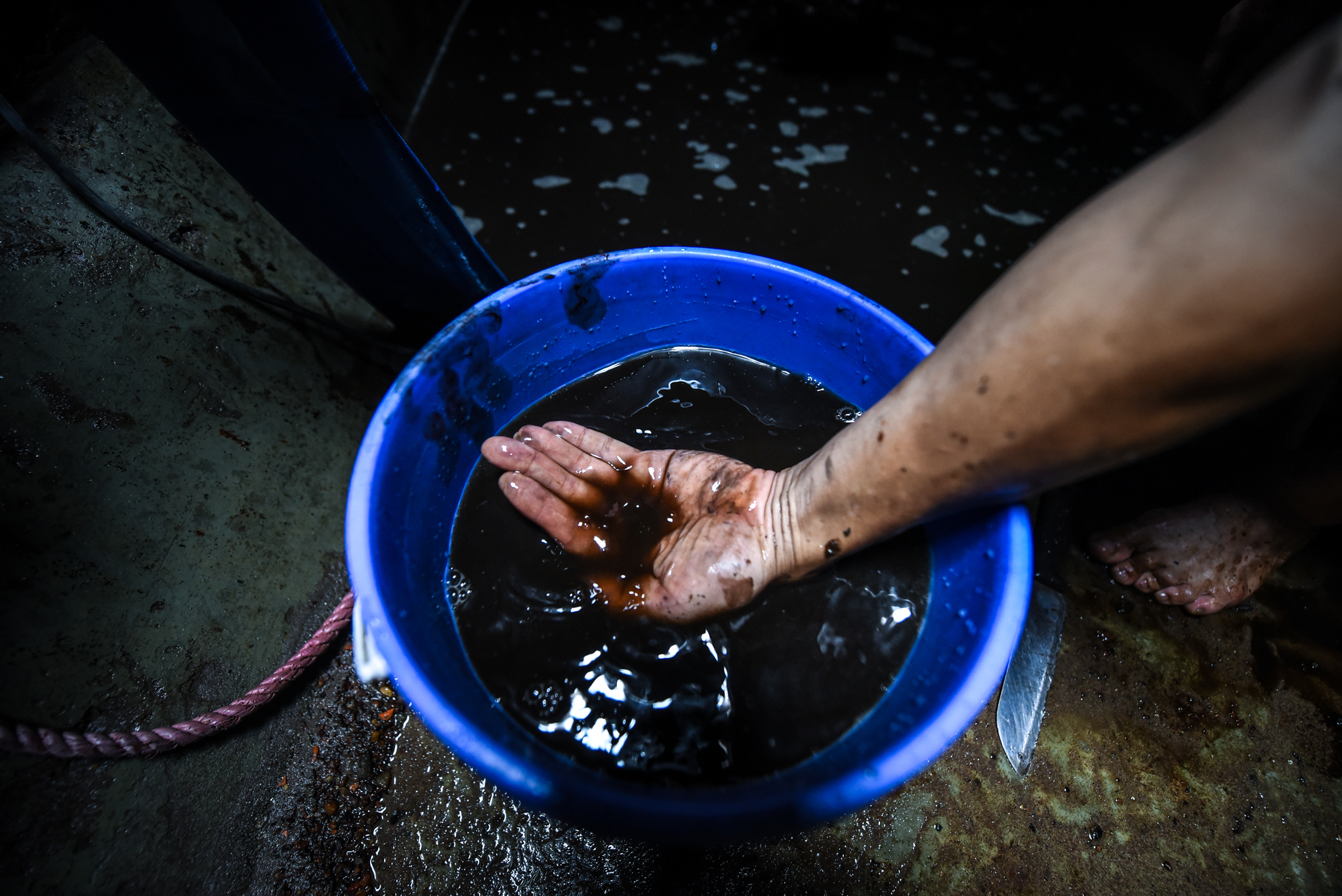 Người dân khi thau rửa bể ngầm tại 1 chung cư tại Hà Nội phát hiện ra nước đen kịt và bốc mùi khét lẹt. 