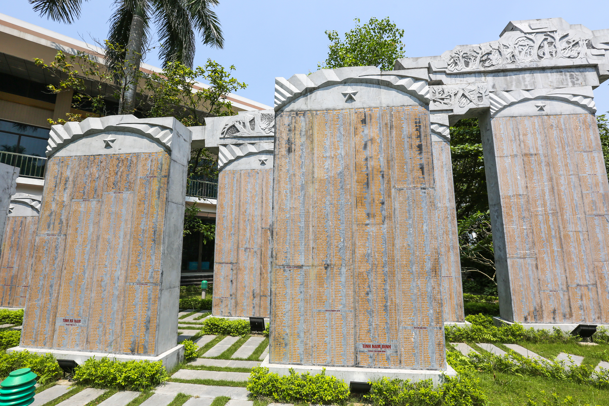 Se encuentran aquí estelas con nombres de los mártires caídos para la construcción y el mantenimiento de la ruta Truong Son. (Fuente: VietnamPlus)