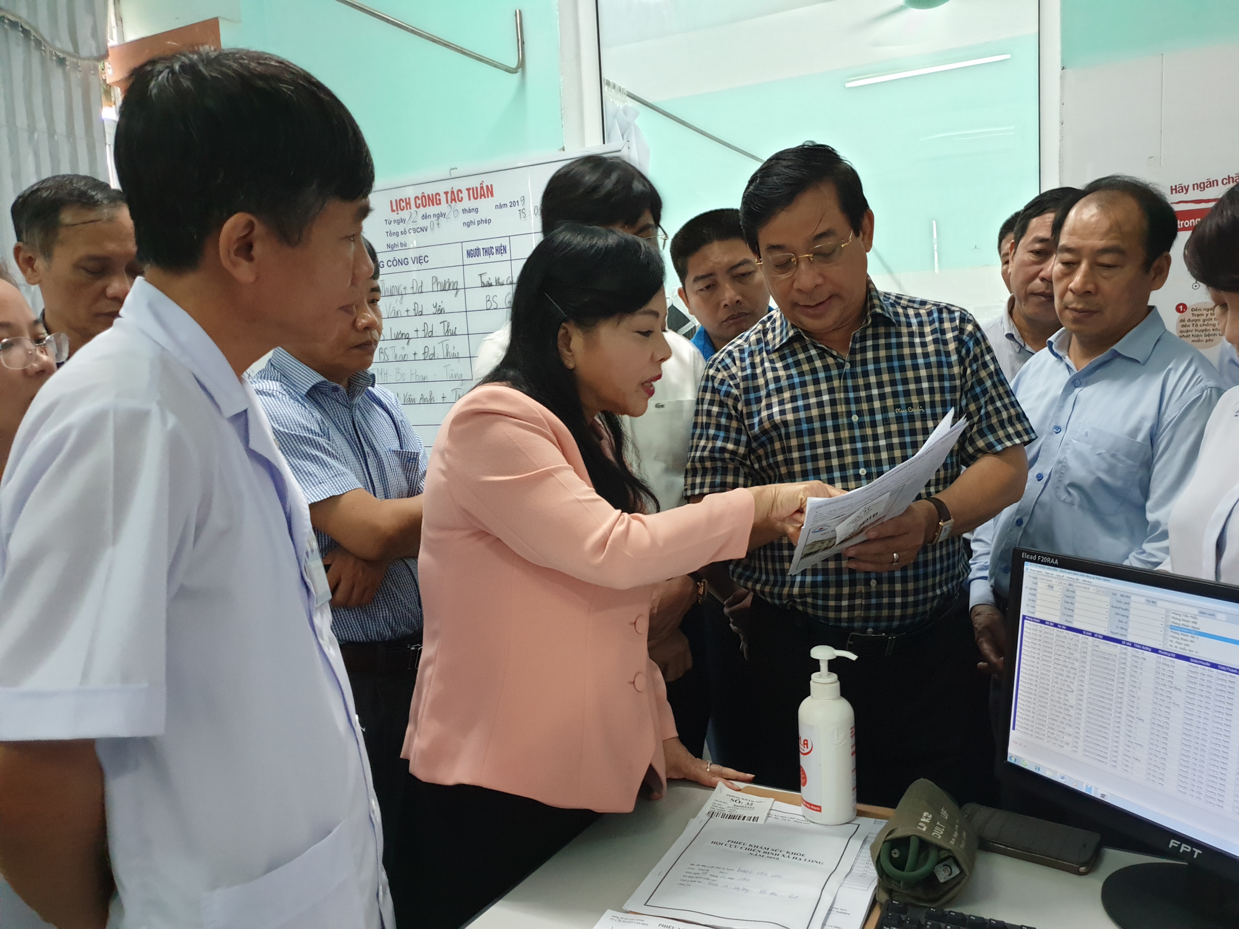 Ứng dụng công nghệ thông tin trong khám chữa bệnh tại Trung tâm Y tế huyện Vân Đồn. (Ảnh: T.G/Vietnam+)