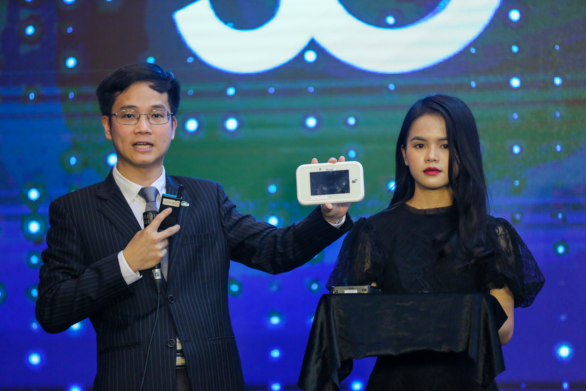 Viettel presenta un equipo terminal para la aplicación de 5G. (Fuente: VietnamPlus)   