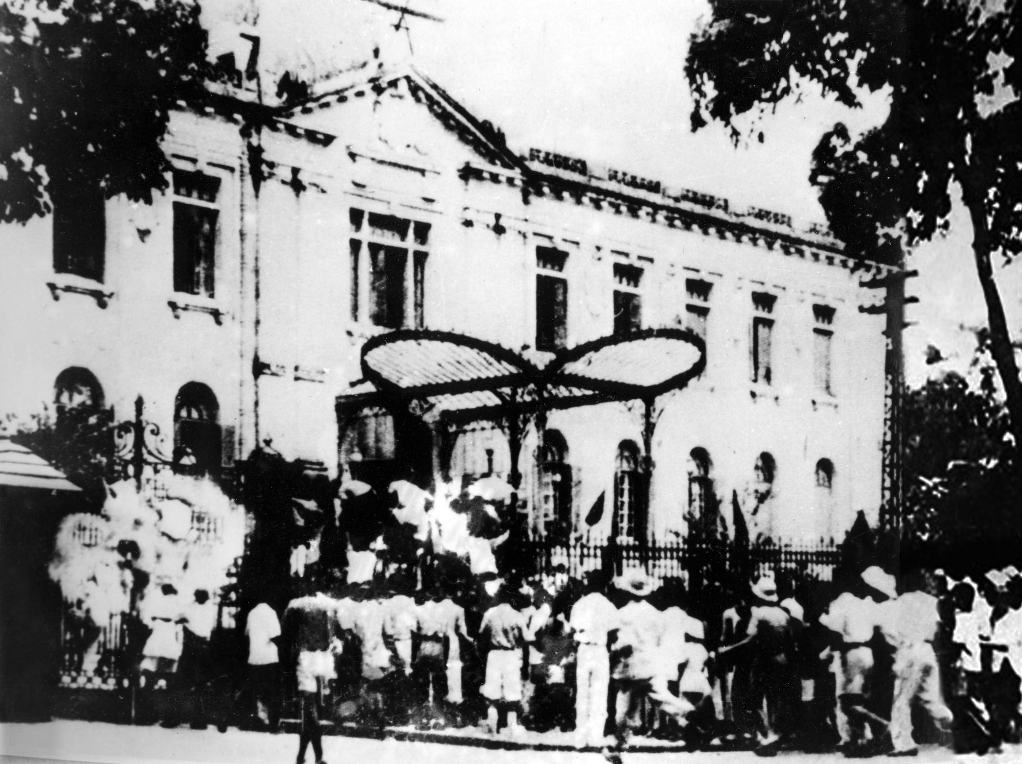 El pueblo capitalino tomó la sede del gobierno lacayo del colonialismo francés en el norte, tras el mitín en la plaza de la Ópera de Hanoi el 19 de agosto de 1945. El éxito de la Revolución de Agosto dio paso a la proclamación de la independencia de Vietnam. (Fuente: VNA) 