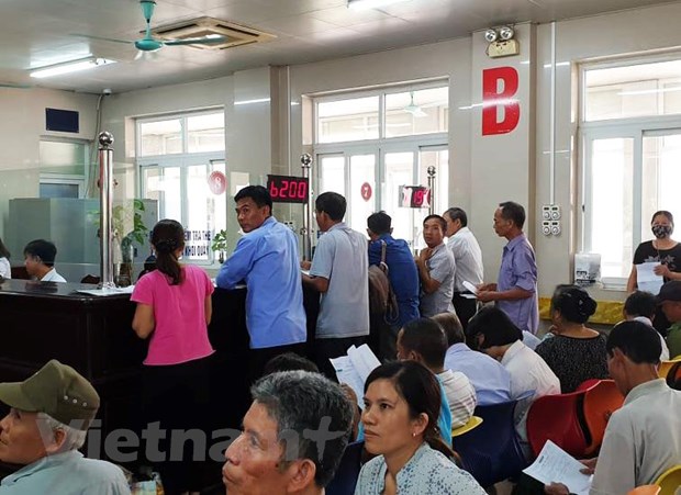 Người dân chờ khám bệnh tại Bệnh viện Đa khoa tỉnh Ninh Bình. (Ảnh: PV/Vietnam+)