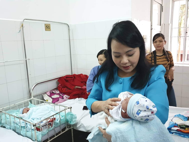 Trong những chuyến công tác, Bộ trưởng Nguyễn Thị Kim Tiến thường dành một tình cảm đặc biệt với các bệnh nhân nhi. (Ảnh: PV/Vietnam+)