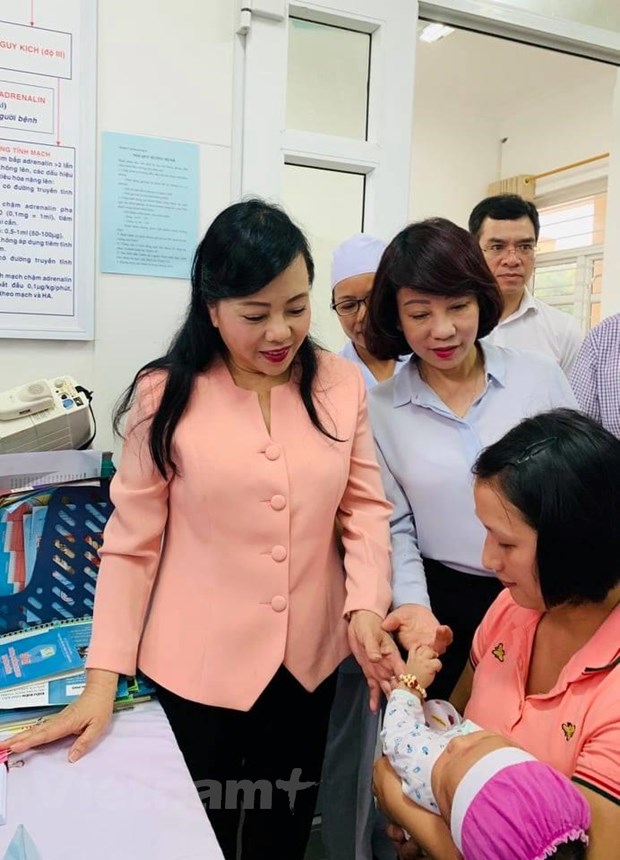 Bộ trưởng Bộ Y tế kiểm tra công tác tiêm chủng tại Trạm y tế xã Đoàn Kết, huyện Vân Đồn. (Ảnh: T.G/Vietnam+)