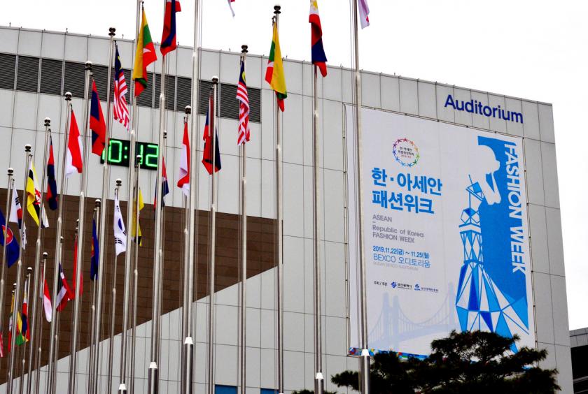 Cờ các nước ASEAN tại Trung tâm triển lãm Bexco ở Busan. (Nguồn: The Korea Herald)