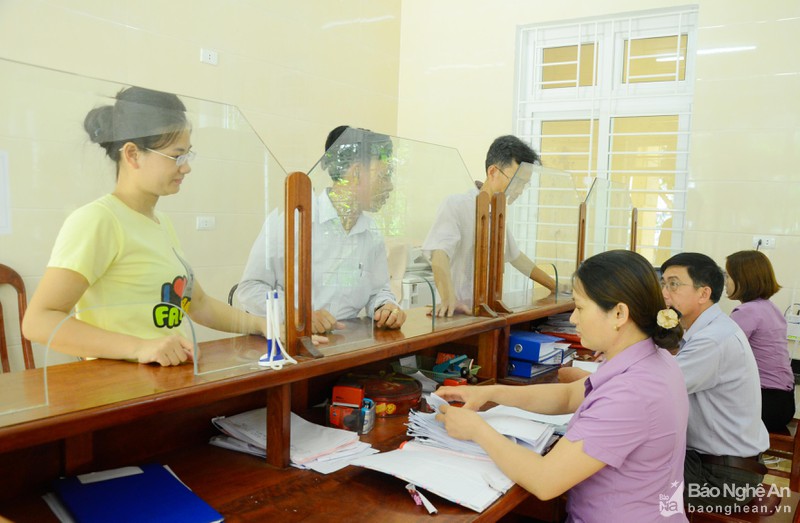 Cán bộ phường Nghi Hương (thị xã Cửa Lò) giải quyết thủ tục hành chính cho người dân. (Nguồn: Báo Nghệ An)