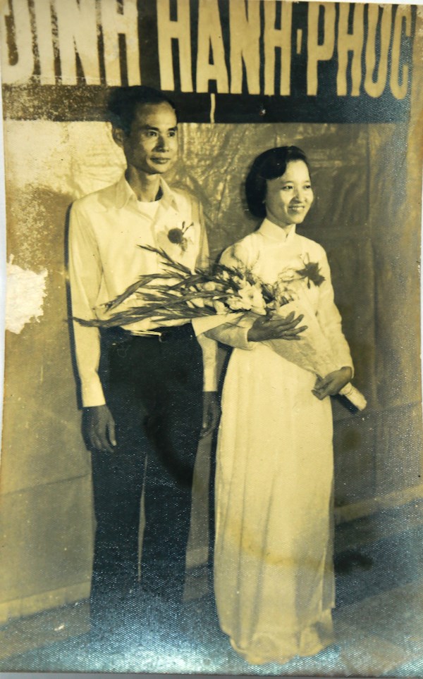 Hai chiến sỹ cách mạng Lê Hồng Tư và Nguyễn Thị Châu trong ngày cưới khi đất nước đã hoàn toàn giải phóng. Đây cũng là hai nguyên mẫu trong tác phẩm 