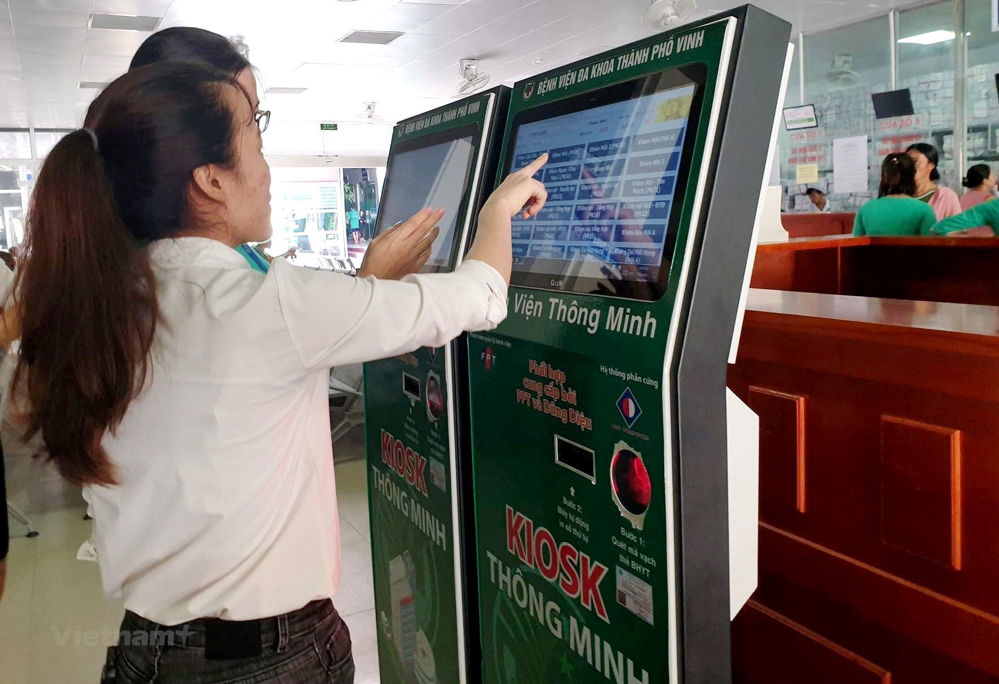 Người dân làm thủ tục với thẻ khám bệnh thông minh tại Bệnh viện đa khoa thành phố Vinh. (Ảnh: PV/Vietnam+)