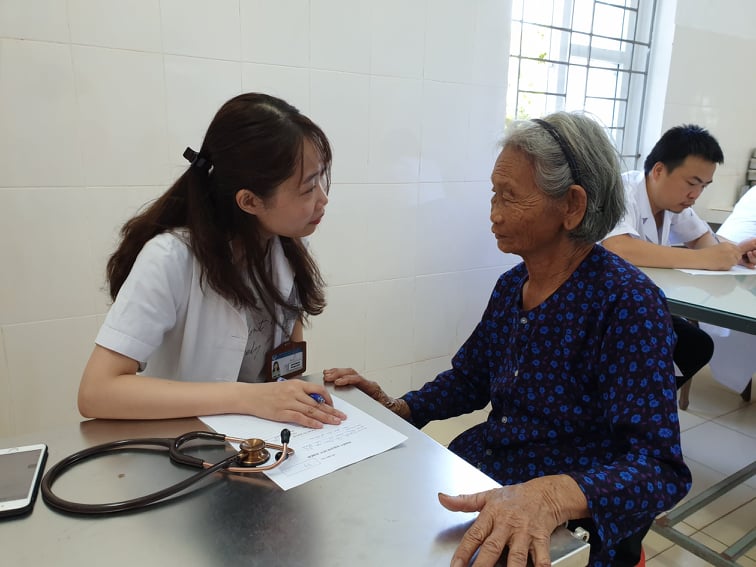 Chăm sóc sức khoẻ cho người cao tuổi tại tuyến xã. (Ảnh: T.G/Vietnam+)