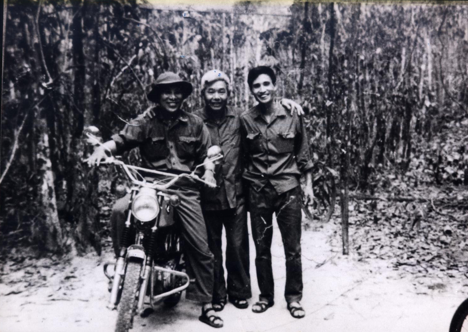 Nhà báo Văn Bảo, nhà báo Đào Tùng và nhà báo Trần Mai Hạnh (từ trái qua) tại cửa rừng Tây Ninh sáng 29/4/1975. (Ảnh: Nhà báo Trần Mai Hạnh cung cấp)