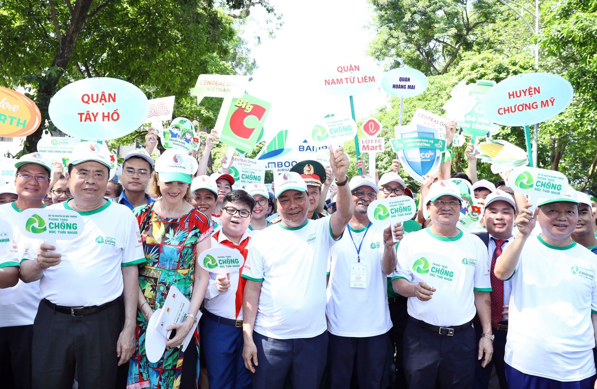 Prime Minister Nguyen Xuan Phuc and participants join a walking event to call for the community to act against plastic waste (Photo: VNA)