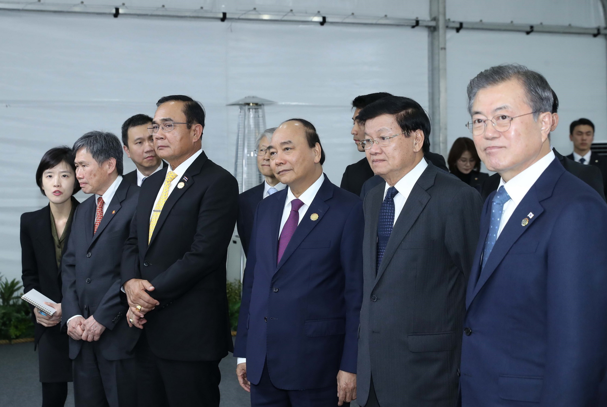 Thủ tướng Chính phủ Nguyễn Xuân Phúc, Tổng thống Hàn Quốc Moon Jae-in, Thủ tướng Lào, Thủ tướng Thái Lan, Tổng thư ký ASEAN Lim Jock Hoi xem triển lãm. (Ảnh: Thống Nhất/TTXVN)