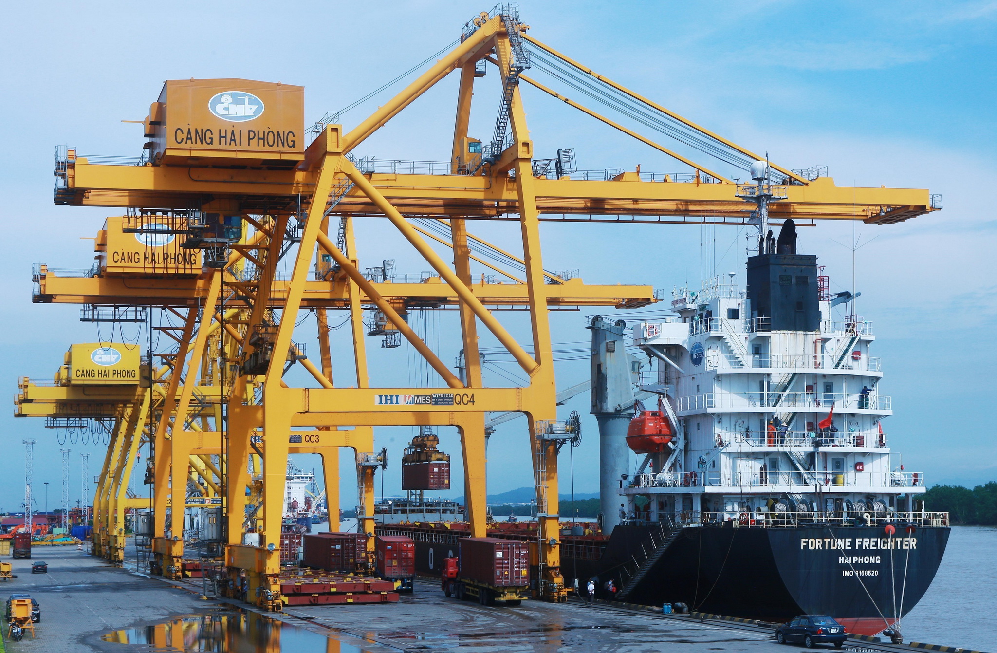 Vận chuyển container hàng hóa xuất khẩu lên tàu tại cảng Chùa Vẽ, Hải Phòng.  (Ảnh: Lâm Khánh/TTXVN)