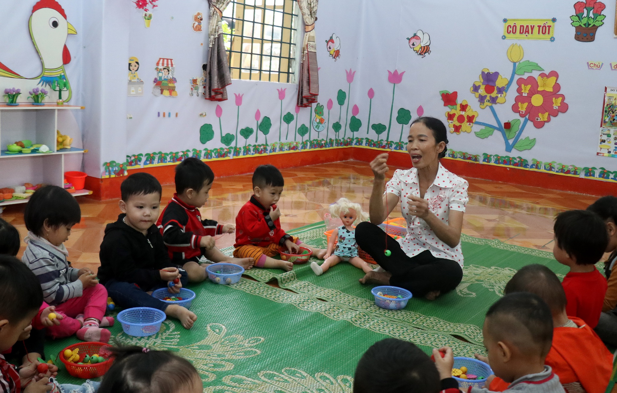 Cô Minh trong giờ dạy học tại trường Mầm non số 2 thị trấn Phong Hải (Bảo Thắng, Lào Cai). (Ảnh: Quốc Khánh/TTXVN)