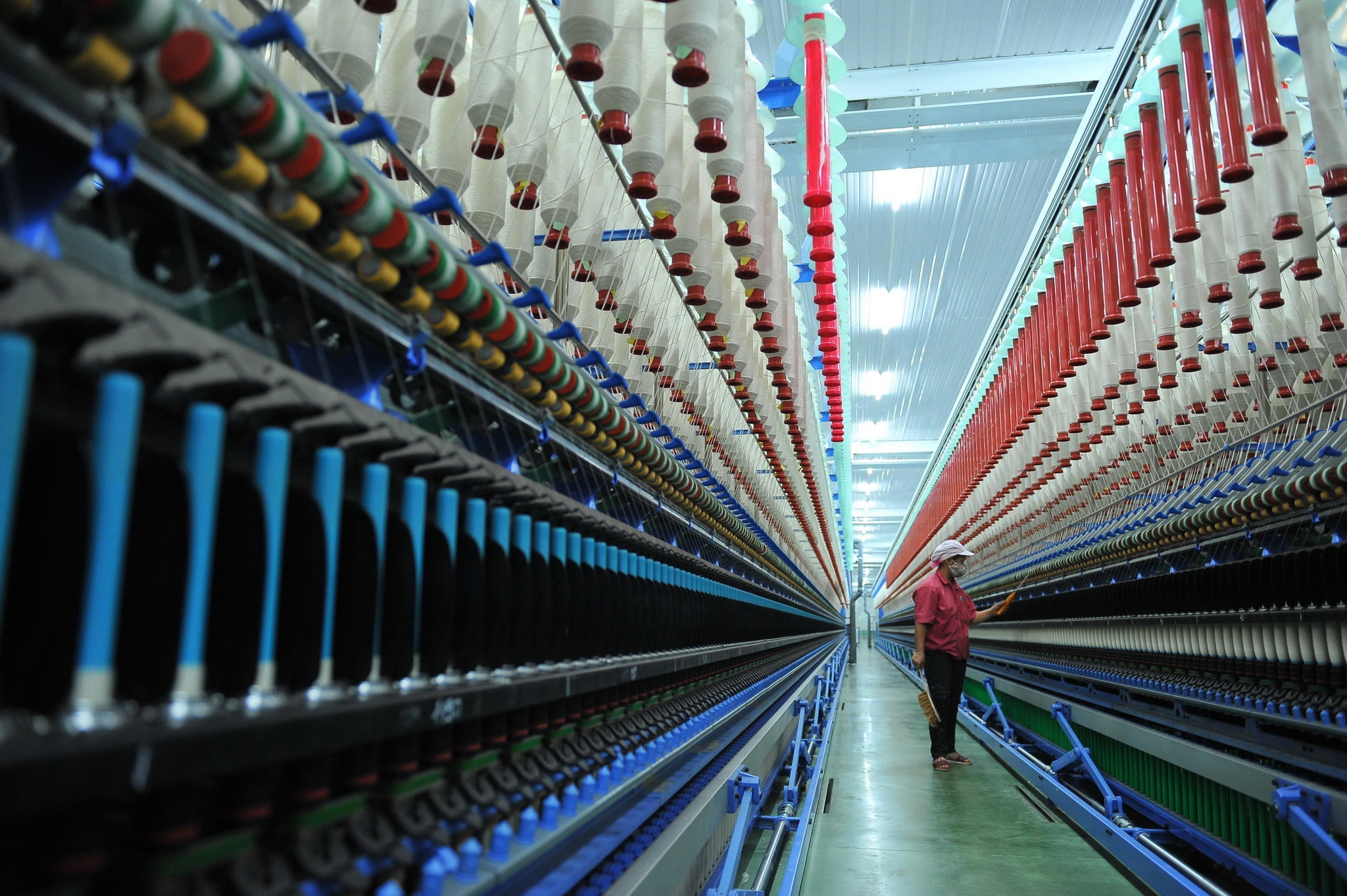 Nhà máy kéo sợi Ninh Bình giải quyết việc làm cho hàng trăm lao động. (Ảnh: Minh  Đức/TTXVN)
