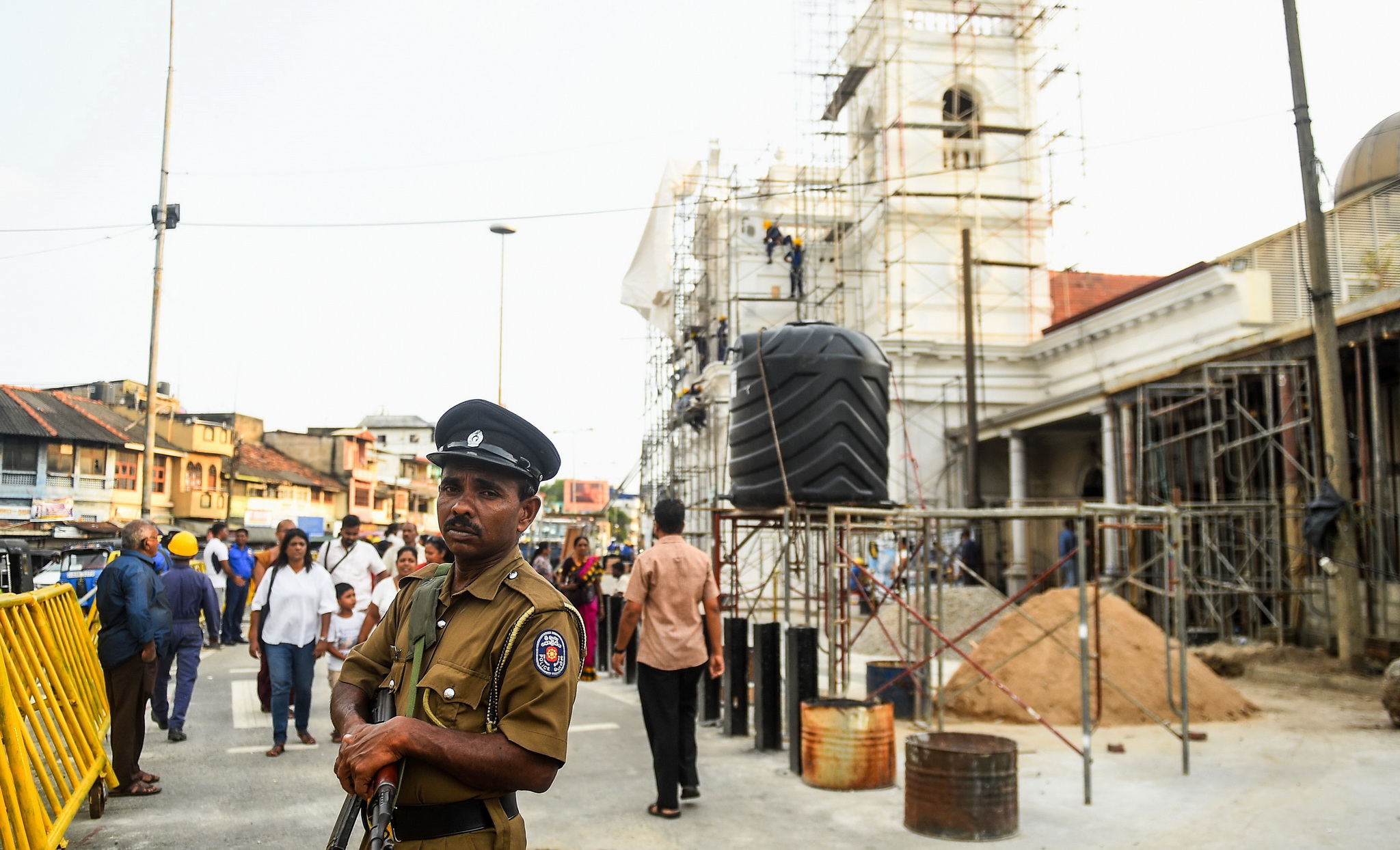 Cảnh sát Sri Lanka tăng cường an ninh tại thủ đô Colombo. (Ảnh: AFP/TTXVN)