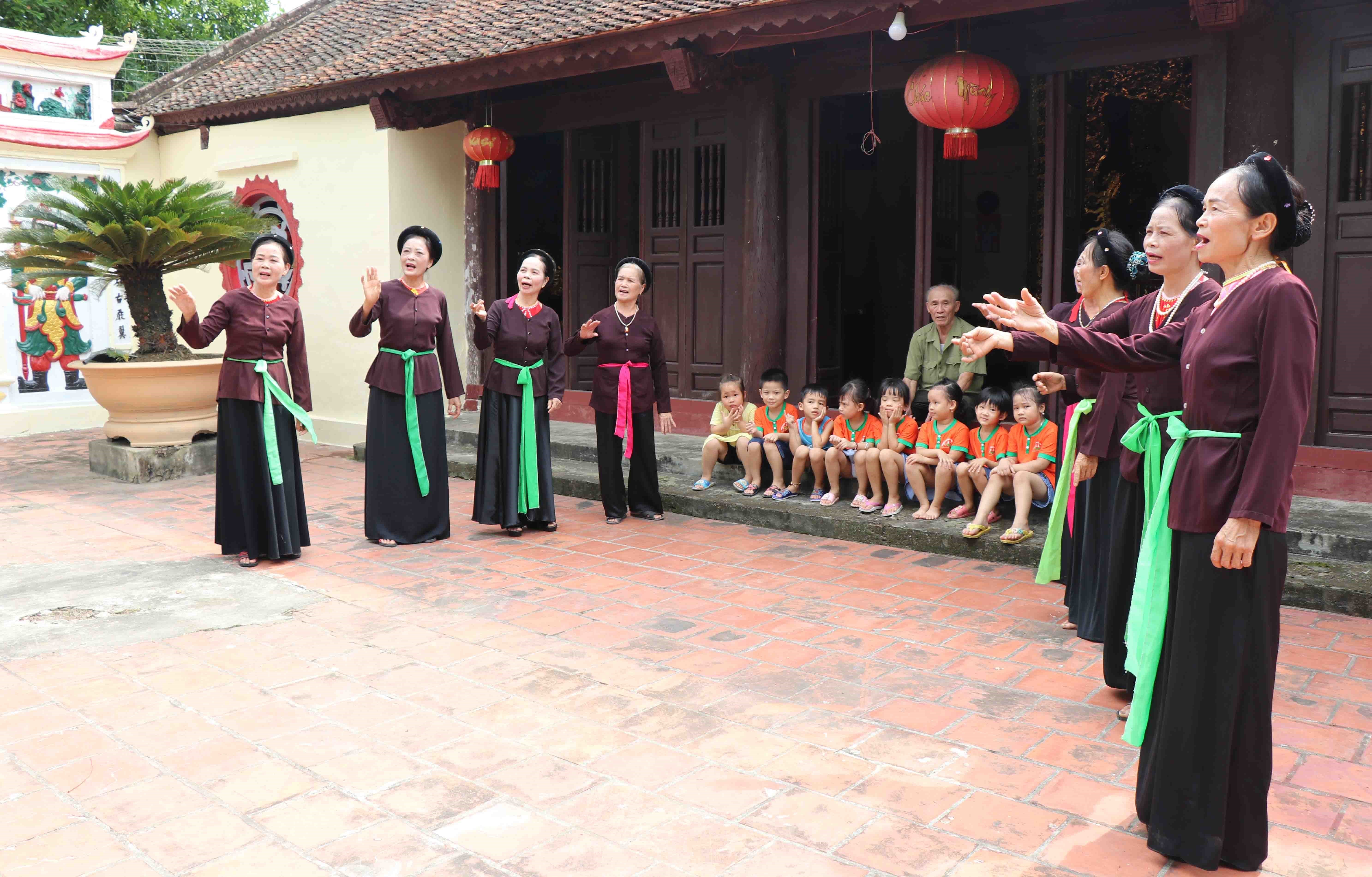Các liền chị say sưa biểu diễn trống quân Bùi Xá, huyện Thuận Thành, tỉnh Bắc Ninh. (Ảnh: Diệp Trương/TTXVN)