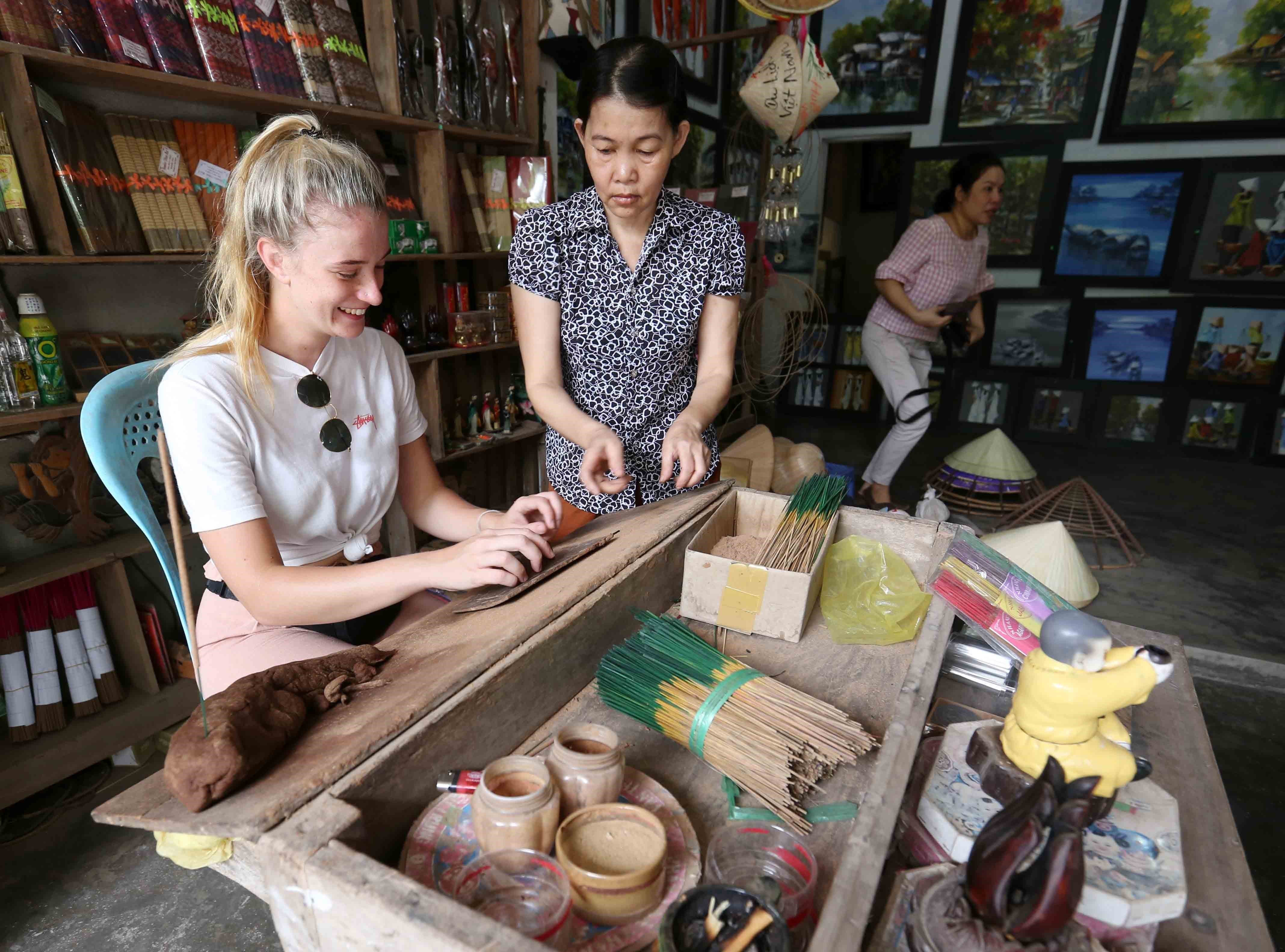 Du khách trải nghiệm làm hương tại làng nghề Thủy Xuân, Huế. (Ảnh: Nhật Anh/TTXVN)