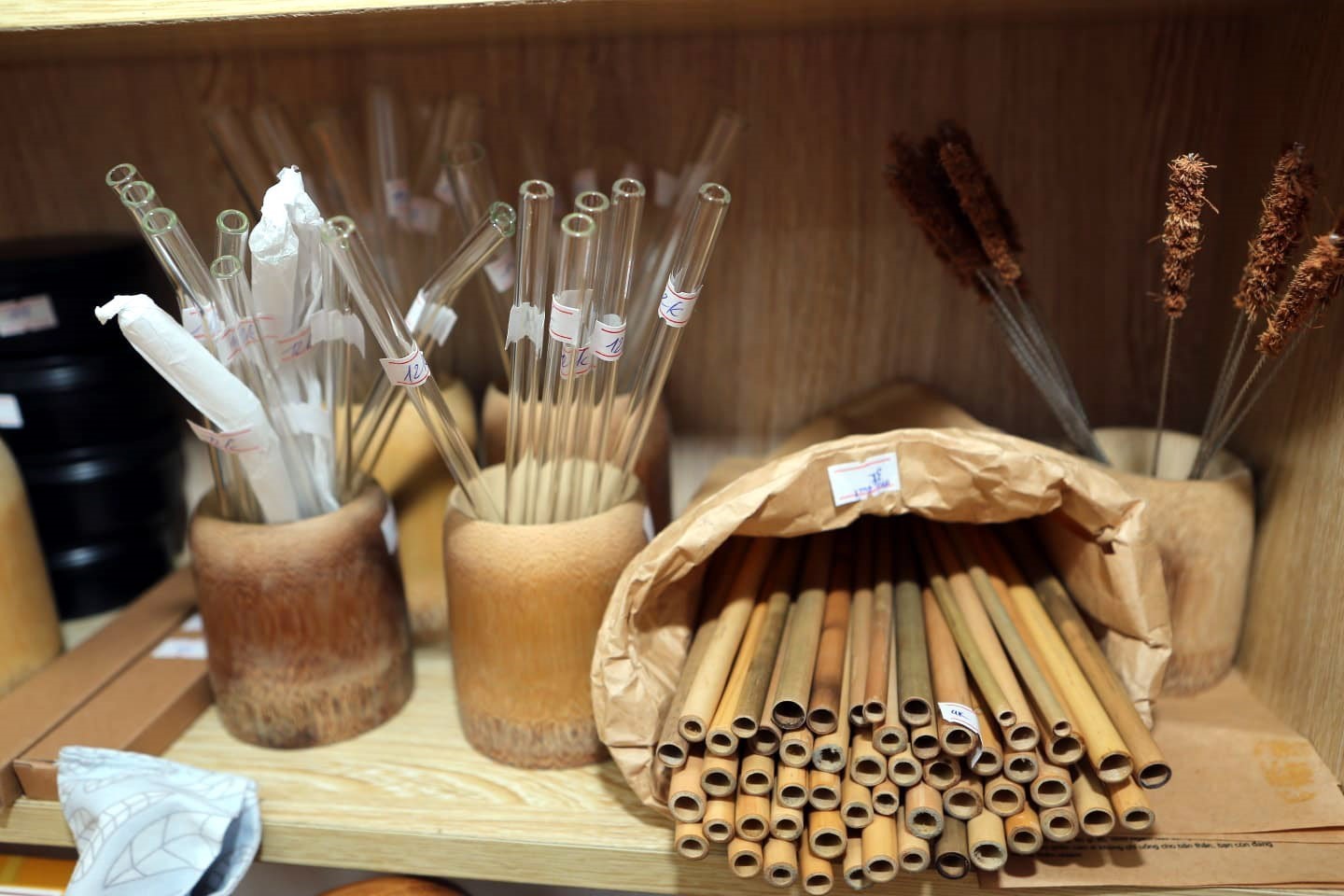 Los absorbentes hechos de bambú y cristal vendidos en Vietnam (Fuente: VNA)