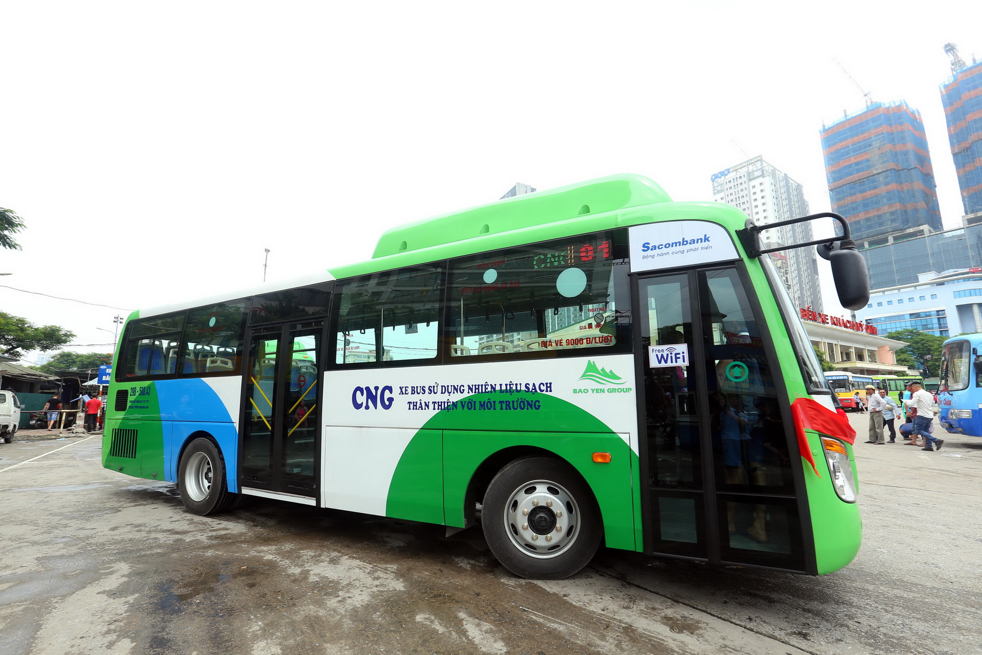 Xe buýt sử dụng nhiên liệu sạch và trang bị mạng wifi. (Ảnh: Huy Hùng/TTXVN)