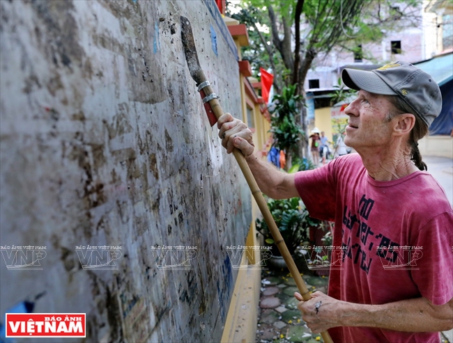     El veterano estadounidense considera que el trabajo es una batalla para sensibilizar a los residentes de Hanoi sobre cómo tales carteles ensucian la ciudad