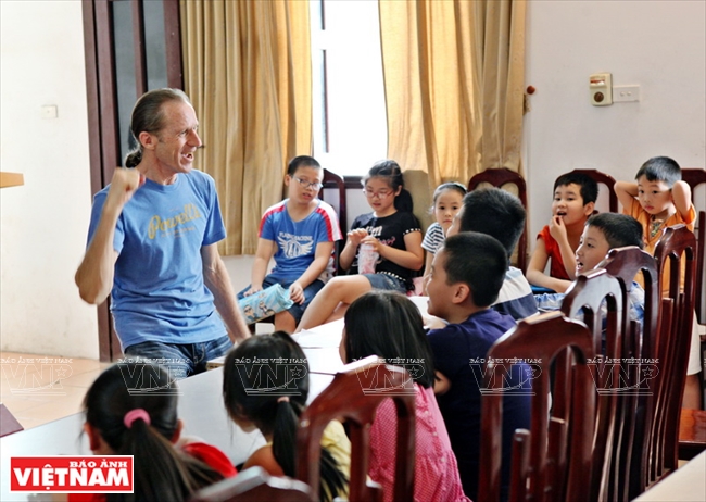     Paul cuenta que está impresionado con los estudiantes vietnamitas por su diligencia y perseverancia