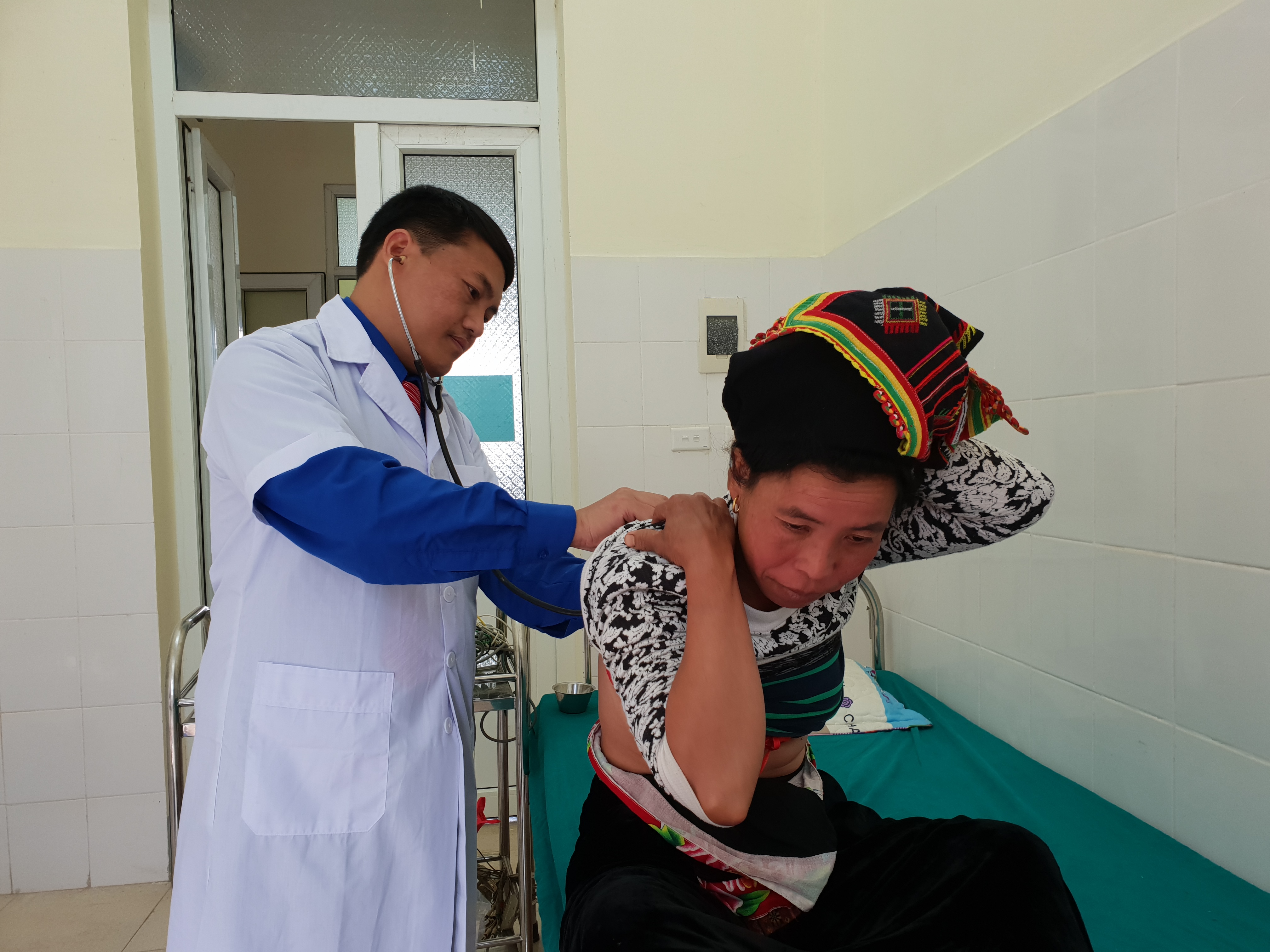 Bác sỹ khám bệnh cho người dân tại Trung tâm y tế huyện Mường Tè, Lai Châu. (Ảnh: PV/Vietnam+)