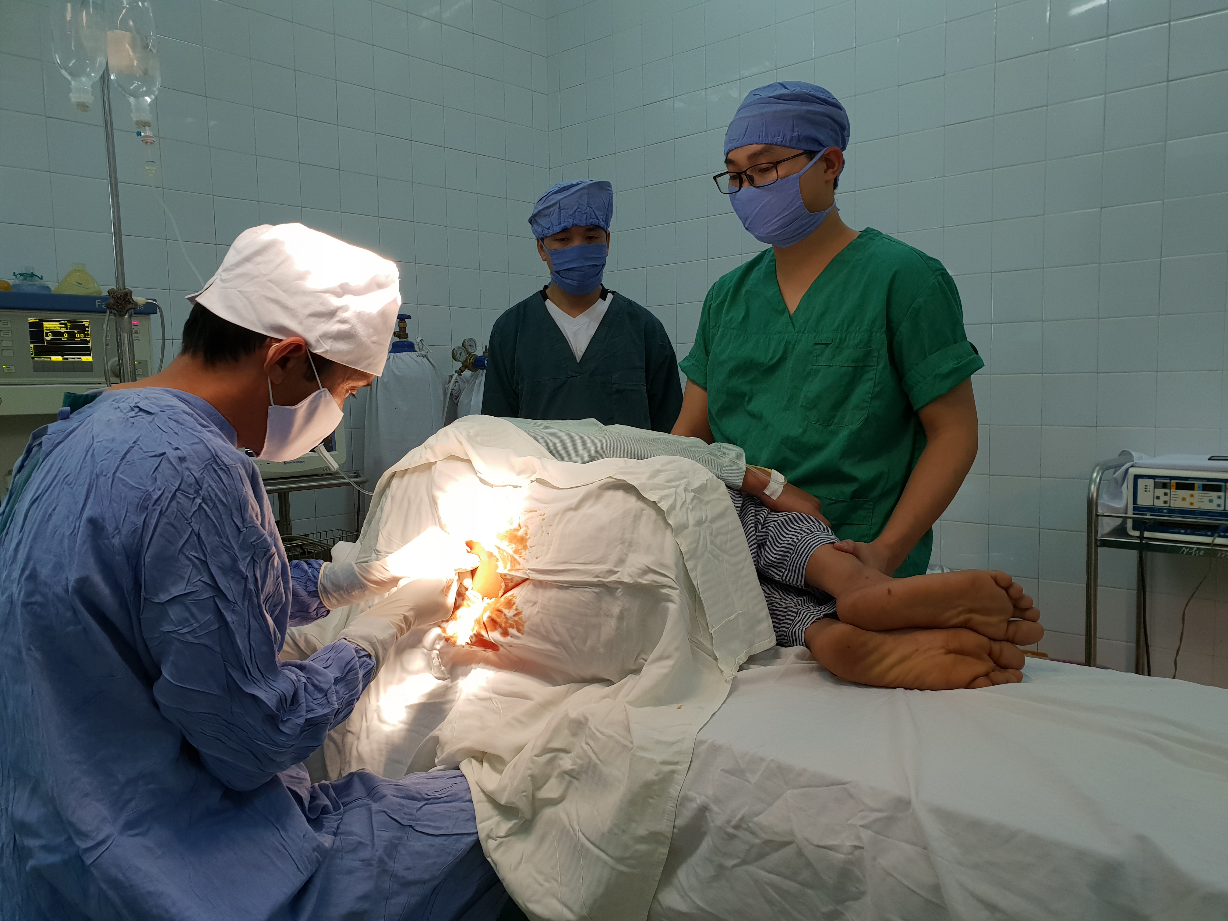 Các bác sỹ phẫu thuật cho bệnh nhân tại Bệnh viện Đa khoa huyện Bắc Hà, tỉnh Lào Cai. (Ảnh: T.G/Vietnam+)