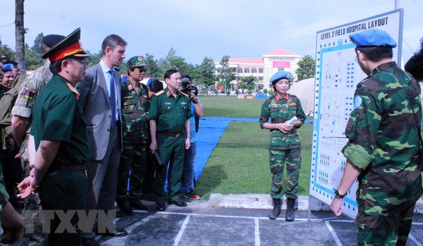 Chiến sỹ lực lượng gìn giữ hòa bình Việt Nam giới thiệu mô hình triển khai bộ trang bị Bệnh viện dã chiến cấp 2 số 1. (Ảnh: Nguyễn Xuân Khu/TTXVN)