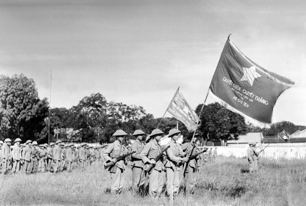 A unit of the Capital Regiment holding the “Determined to fight, determined to win” flag presented by President Ho Chi Minh at the first flag raising ceremony on the Capital Liberation Day (File photo: VNA)