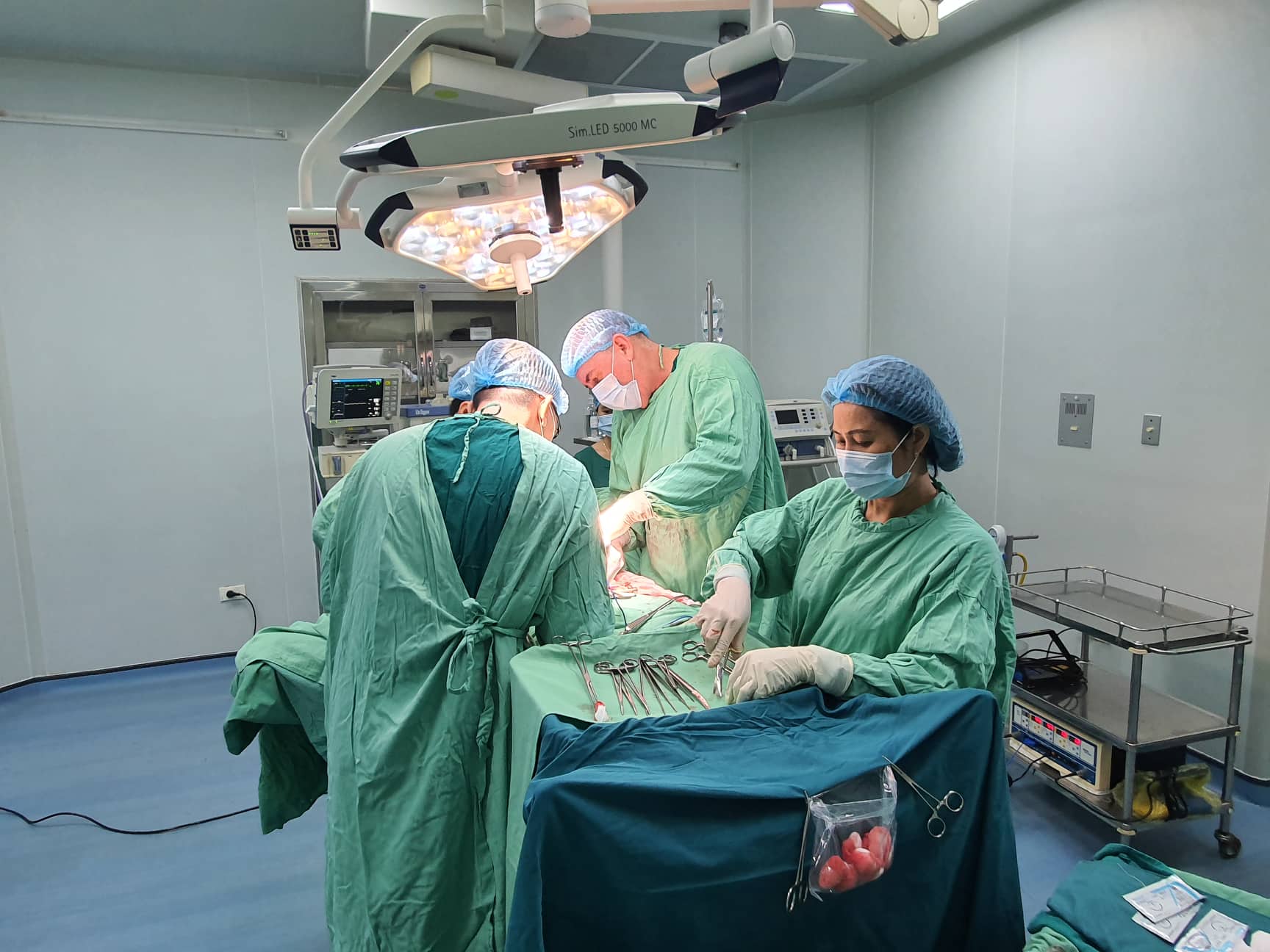 Chuyên gia y tế Cuba phẫu thuật cho người bệnh tại Bệnh viện Hữu Nghị Việt Nam-Cuba Đồng Hới. (Ảnh: PV/Vietnam+)