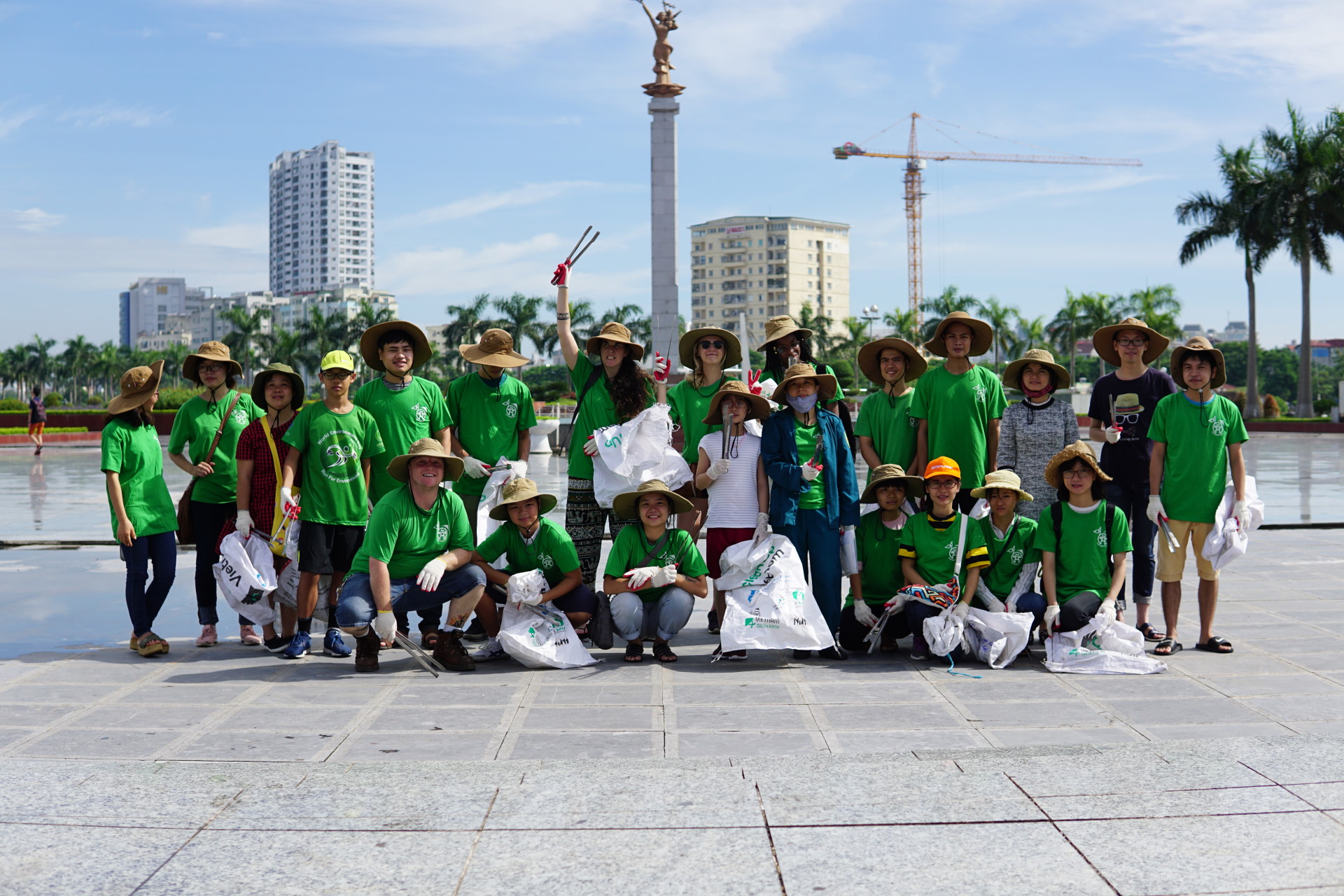 Fiel a su orientación ambientalista, “Keep Hanoi Clean” espera construir un centro ecológico, donde se utiliza materiales reciclados en lugar de los habituales