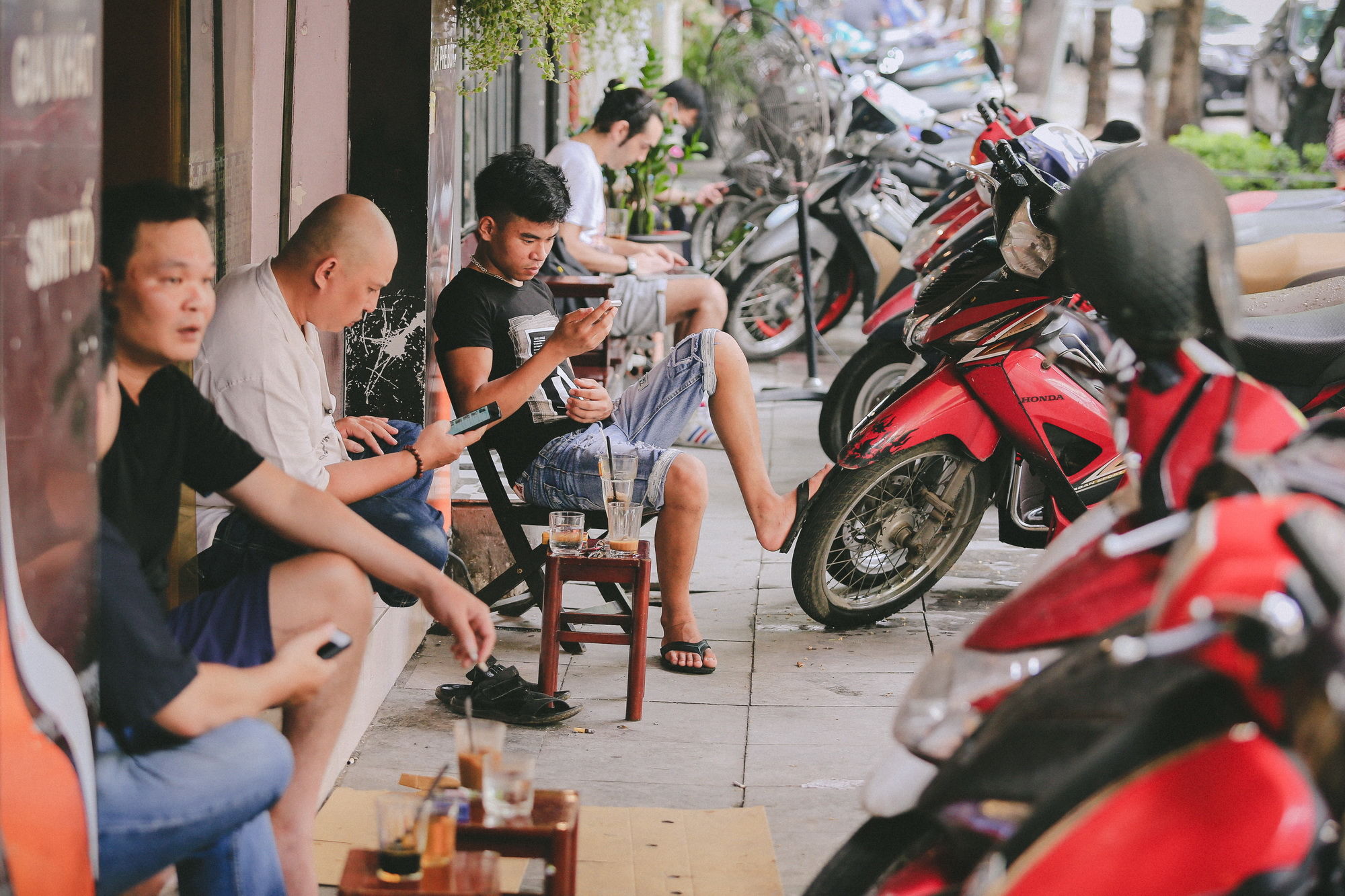Pavement coffee – a “specialty” of Hanoi.(Photo: VietnamPlus)