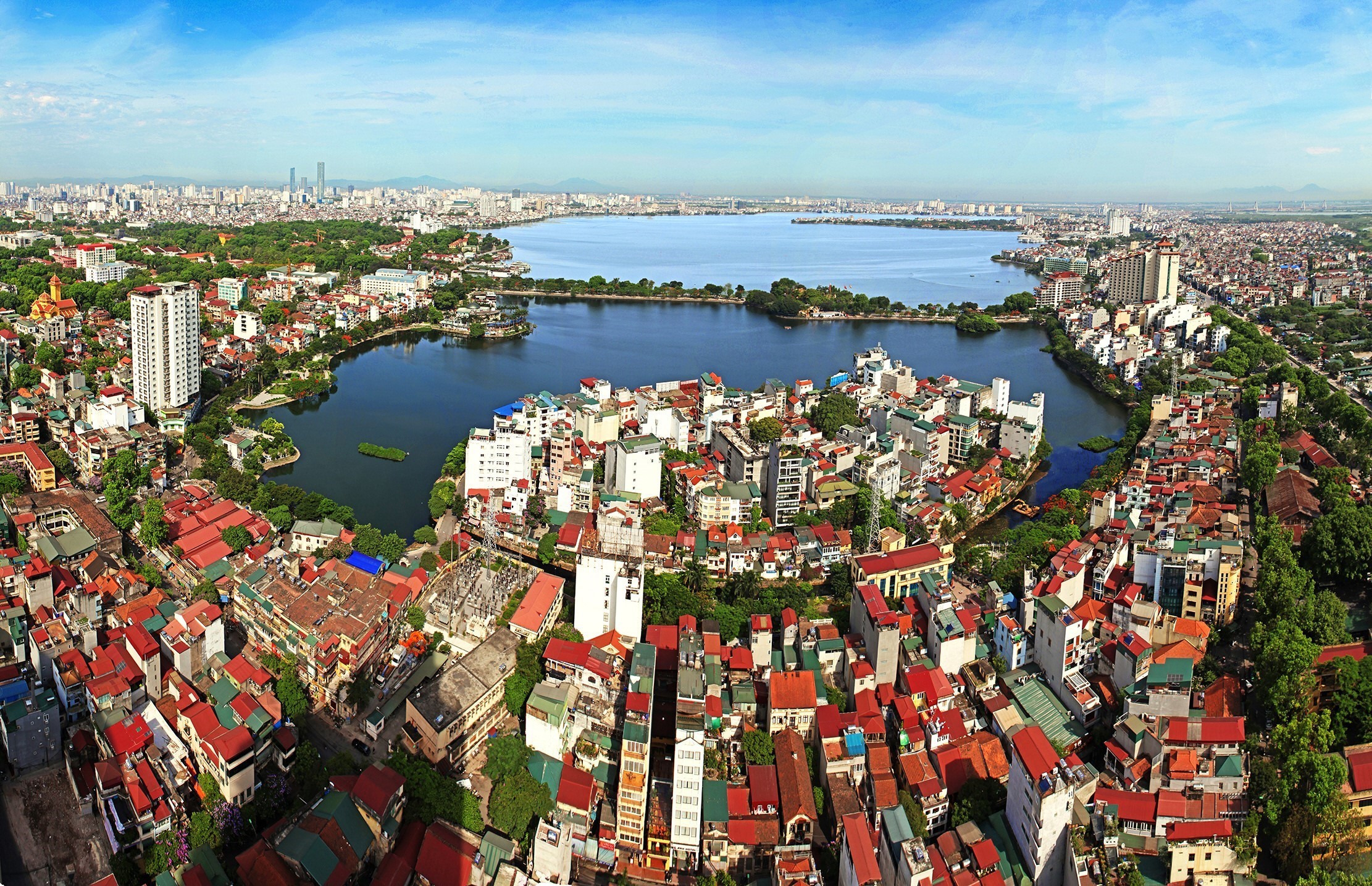 Truc Bach Lake and West Lake have the beauty of a scene of “lakes inside the city”, a typical feature of Hanoi. (Photo: VNA)