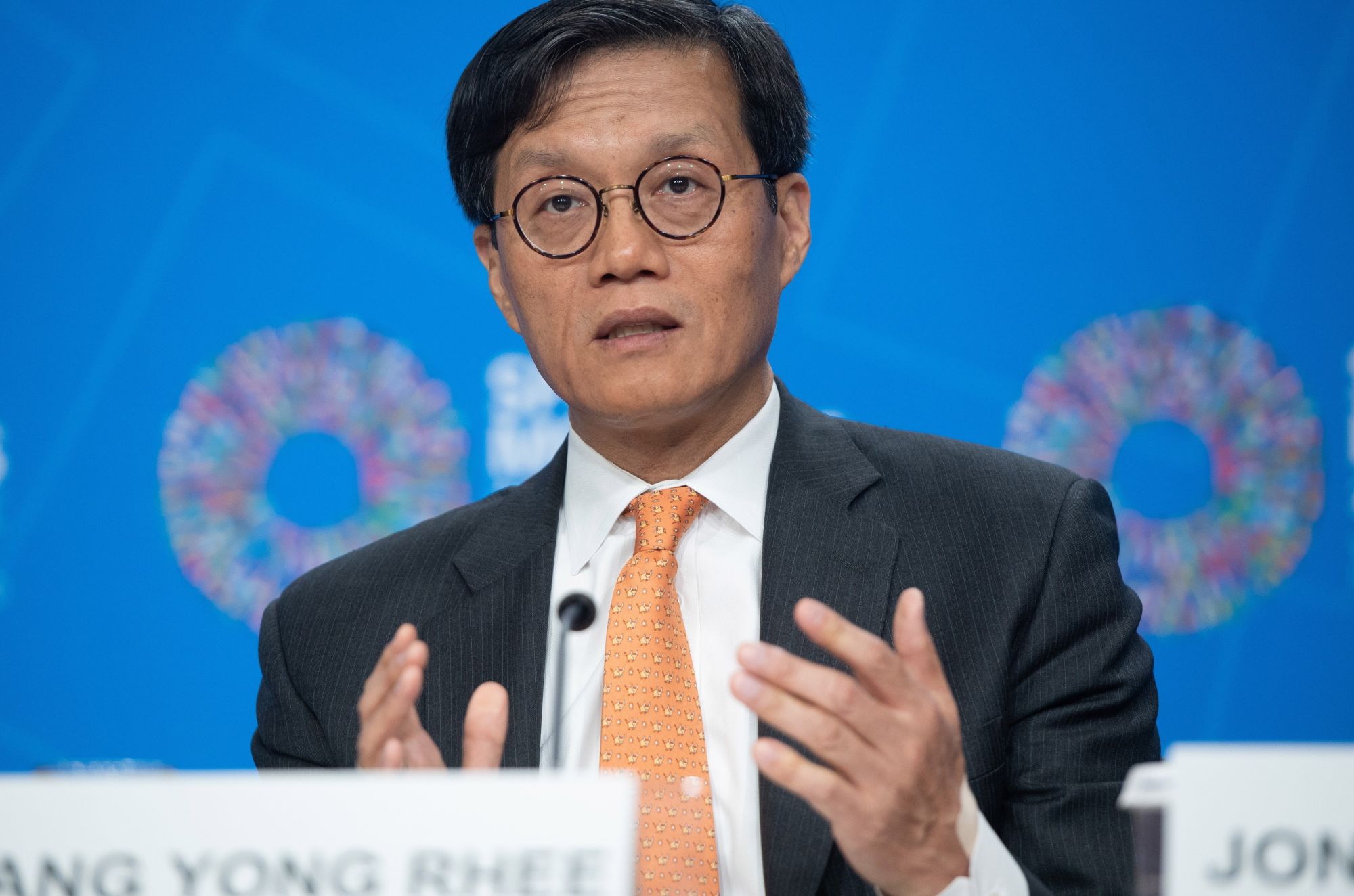 Changyong Rehee, Director of the Asia and Pacific Department at the IMF, warned that unpredictable economic policies could pose a new threat to growth at the 2019 Spring Meeting of the International Monetary Fund on April 12. (Photo: VNA)