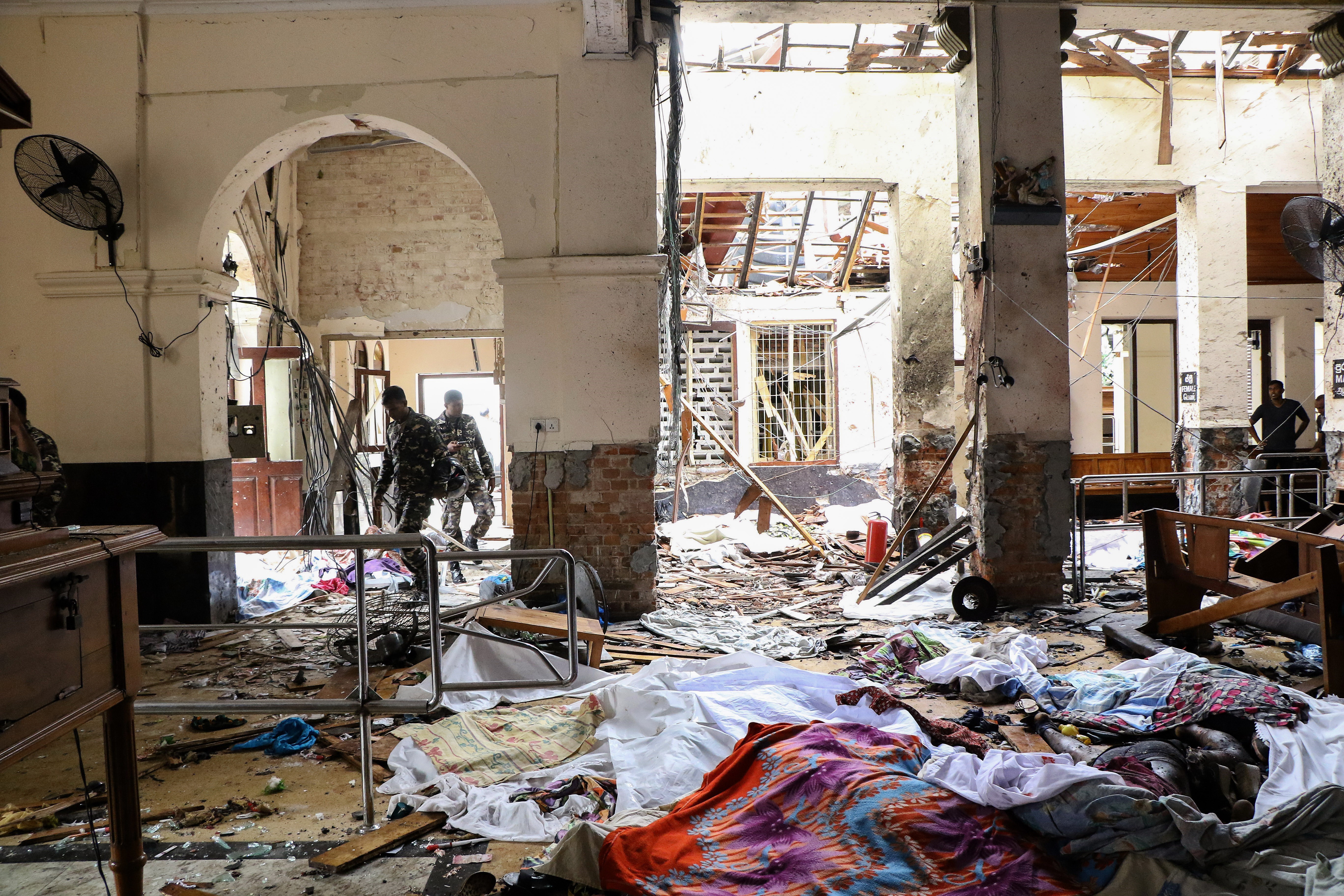Lực lượng an ninh Sri Lanka điều tra tại hiện trường vụ nổ ở nhà thờ St. Anthony, Colombo. (Ảnh: AFP/ TTXVN)