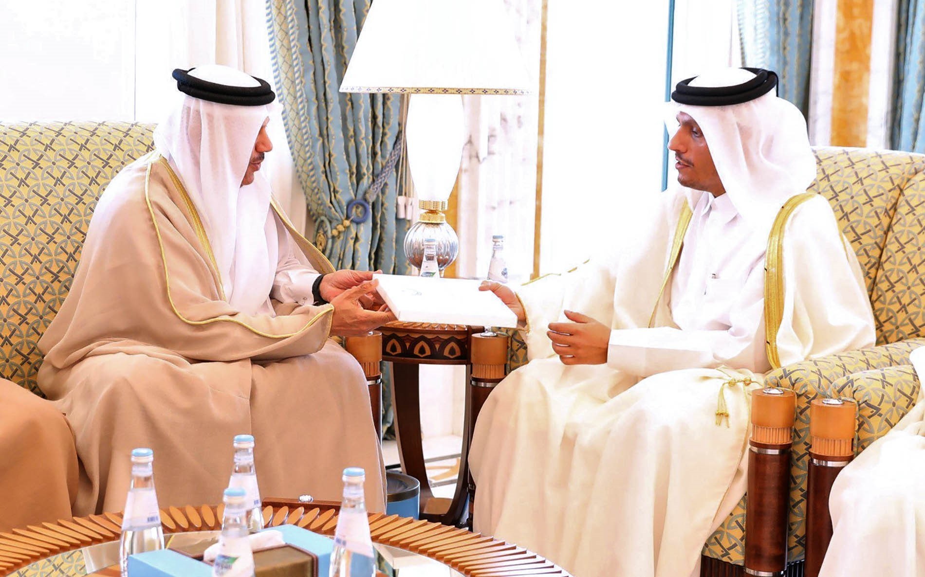  Ngoại trưởng Qatar Mohammed bin Abdulrahman al-Thani (phải) trong cuộc gặp với Tổng thư ký Hội đồng Hợp tác Vùng Vịnh GCC AbdulLatif al-Zayani (trái) tại Doha, Qatar,ngày 3/12/2019. (Nguồn: AFP/TTXVN)