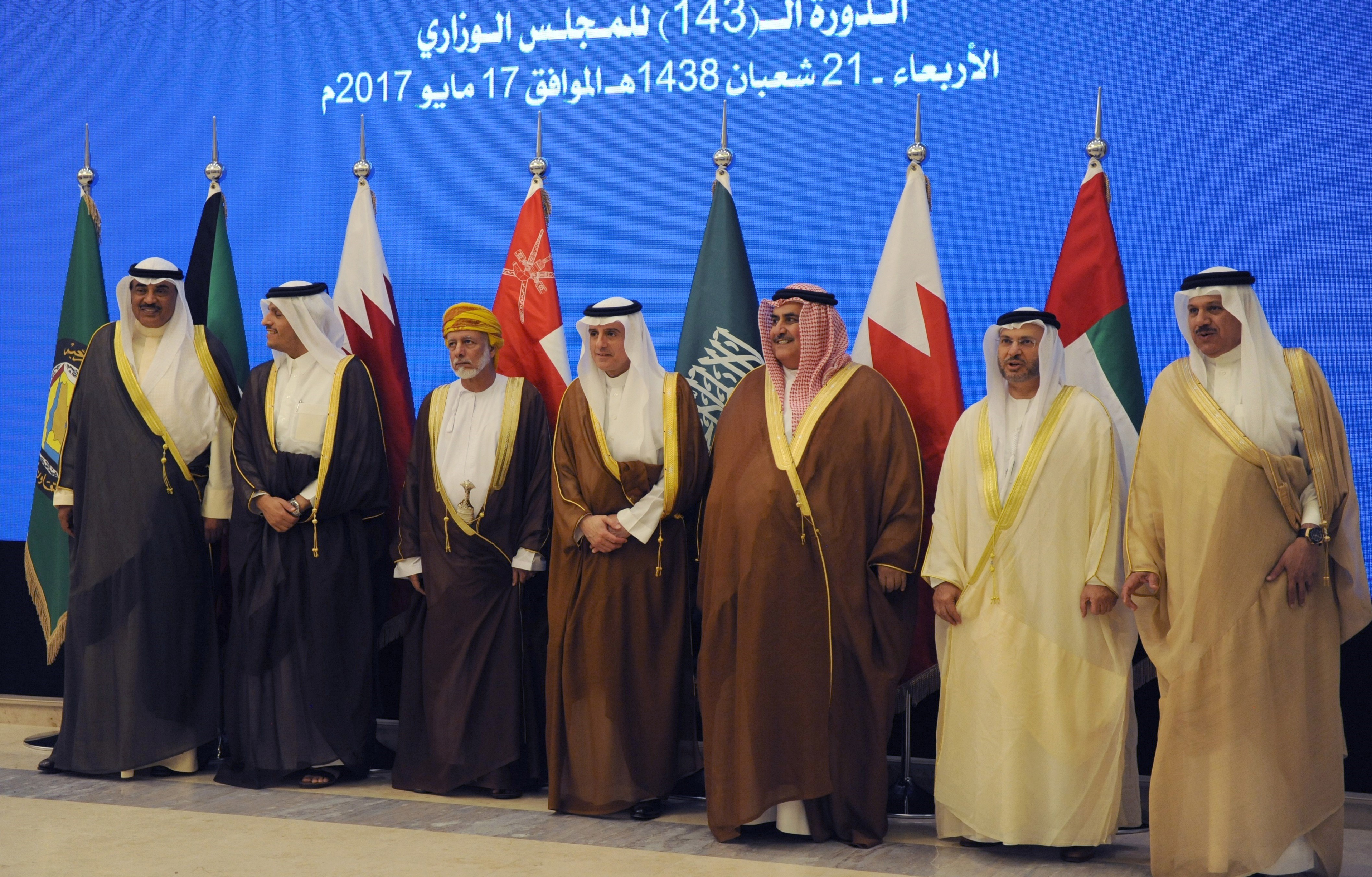 Ngoại trưởng Qatar Mohammed bin Abdulrahman bin Jassim al-Thani (thứ 2, trái sang) chụp ảnh cùng Ngoại trưởng các quốc gia thành viên Hội đồng Hợp tác vùng Vịnh (GCC) ở Riyadh, Saudi Arabia ngày 17/5/2017. (Nguồn: AFP/TTXVN)