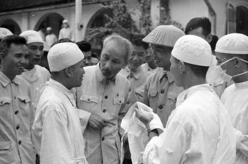 Chủ tịch Hồ Chí Minh thăm và nói chuyện với cán bộ, chiến sỹ Viện Quân y 7 (Hải Phòng) ngày 30/5/1957. (Ảnh tư liệu: TTXVN)