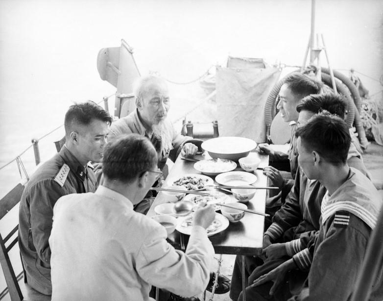 Chủ tịch Hồ Chí Minh đến thăm và cùng ăn cơm trên tàu với cán bộ, chiến sỹ bộ đội hải quân bảo vệ bờ biển Quảng Ninh (1965). (Ảnh tư liệu: TTXVN)