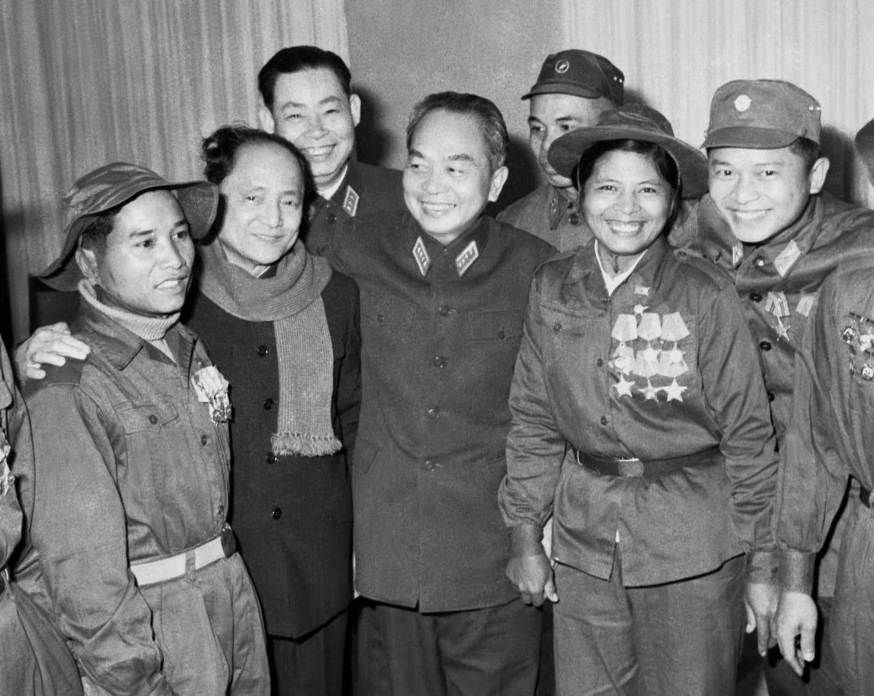 Ngày 12/2/1971, Đại tướng Võ Nguyên Giáp nói chuyện thân mật với các Anh hùng, dũng sỹ miền Nam ra miền Bắc dự Lễ kỷ niệm lần thứ 10 Ngày thống nhất các lực lượng vũ trang nhân dân giải phóng miền Nam Việt Nam. (Ảnh: Ngọc Khanh/TTXVN)