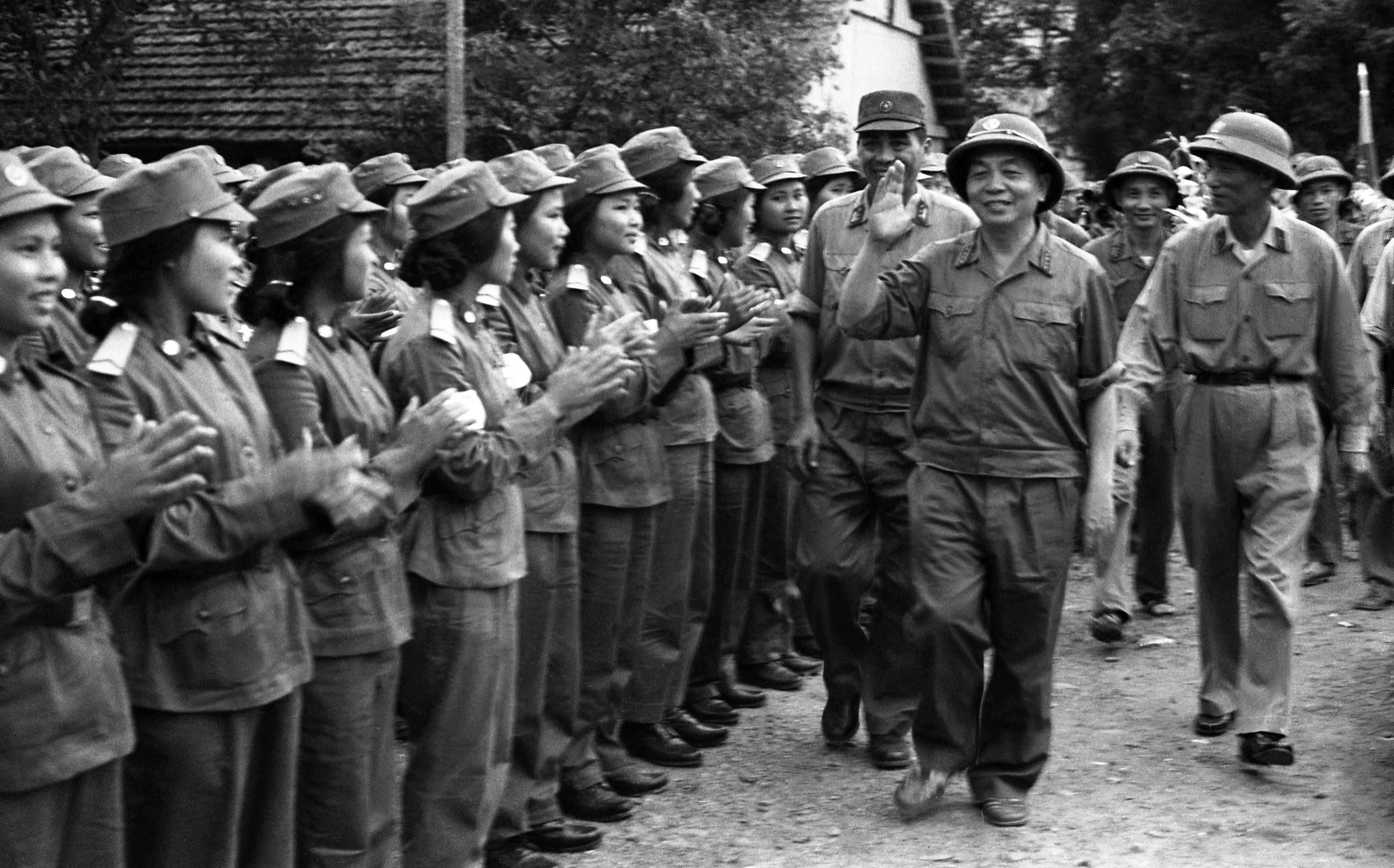 Đại tướng Võ Nguyên Giáp thăm đơn vị nữ thông tin và quân y (5/1973). (Ảnh: Vũ Tạo/TTXVN)