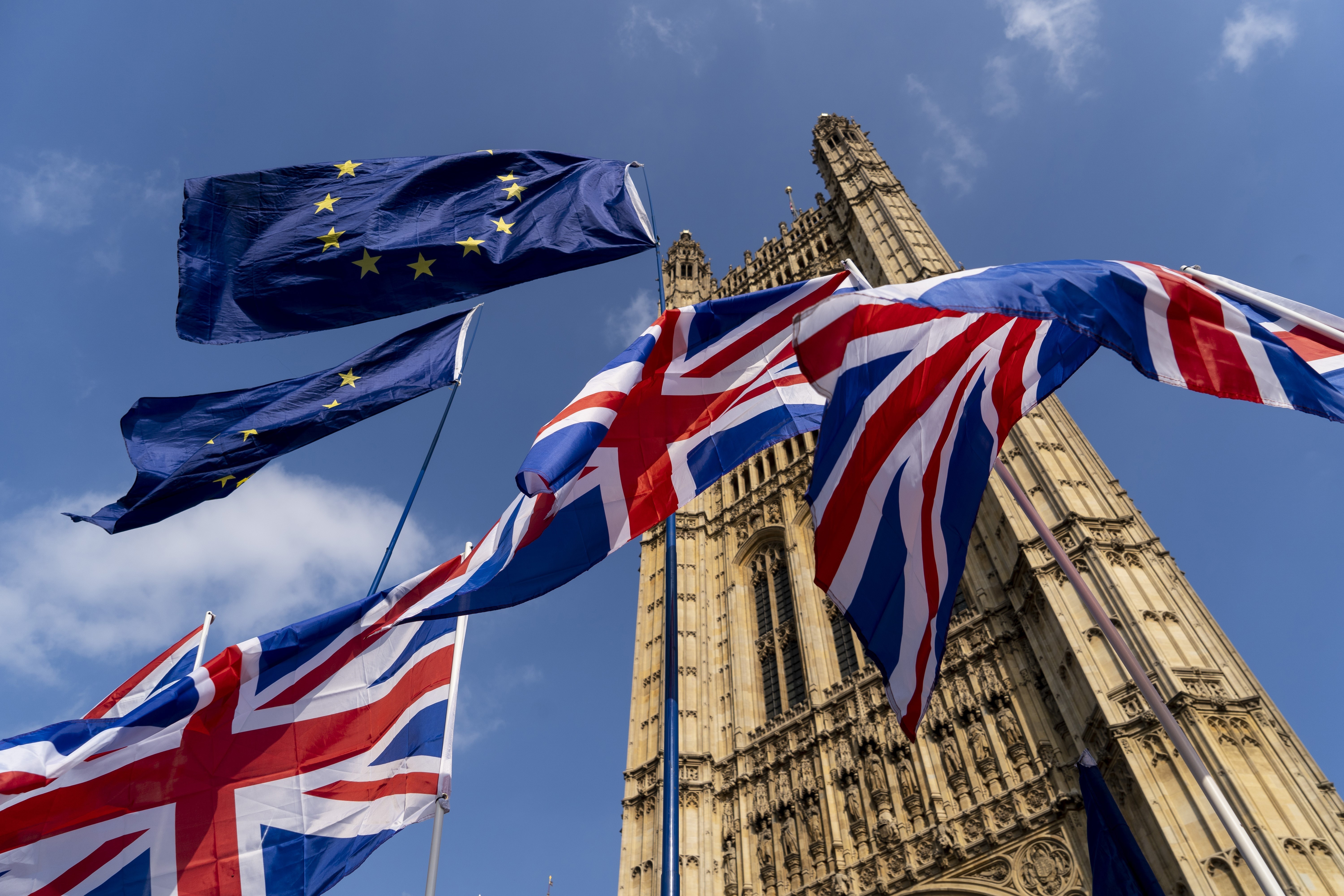 Cờ Liên minh châu Âu (phía trên) và quốc kỳ Anh bên ngoài tòa nhà Quốc hội Anh ở London. (Ảnh: AFP/TTXVN)