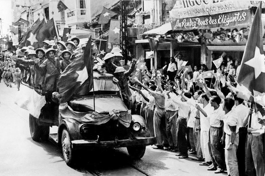 Ngày 10/10/1954, các đơn vị của Đại đoàn Quân Tiên Phong-Sư đoàn 308 chia làm nhiều cánh mở cuộc hành quân lịch sử tiến về tiếp quản Hà Nội trong rừng cờ hoa cùng niềm vui hân hoan của hai mươi vạn người dân Thủ đô tràn ra đường chào đón đoàn quân chiến thắng. (Ảnh: Tư liệu TTXVN)