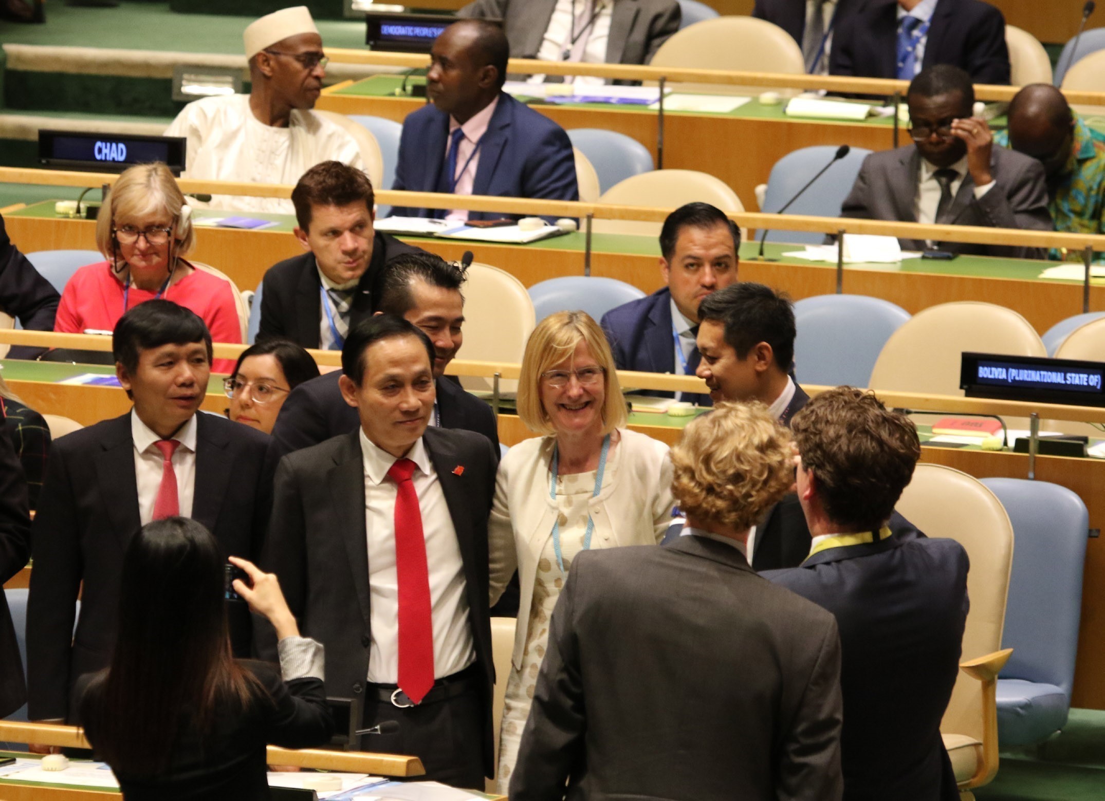 Đại diện các nước dự phiên họp chúc mừng Việt Nam trúng cử Ủy viên không thường trực HĐBA Liên hợp quốc với số phiếu gần tuyệt đối. (Ảnh: TTXVN)